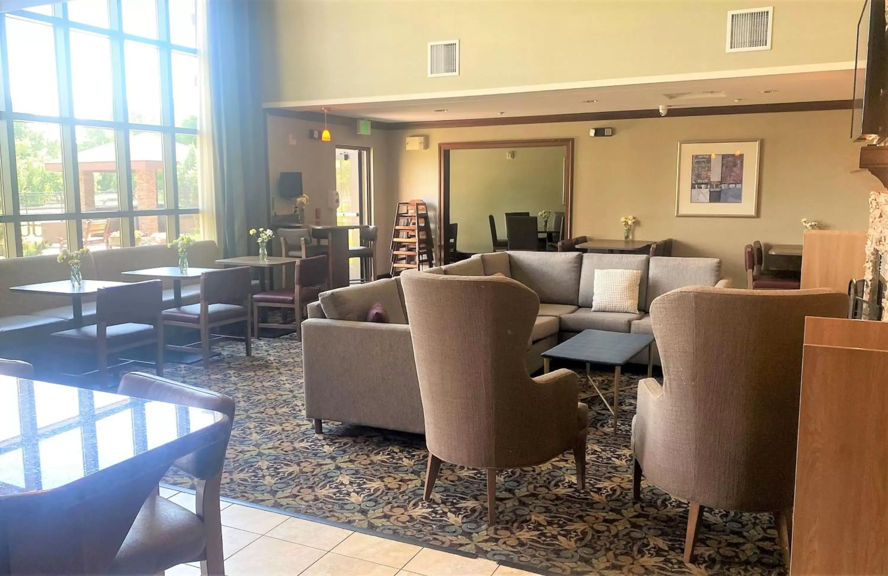 Restaurant/places to eat, Lounge/Bar in Staybridge Suites Great Falls, an IHG Hotel