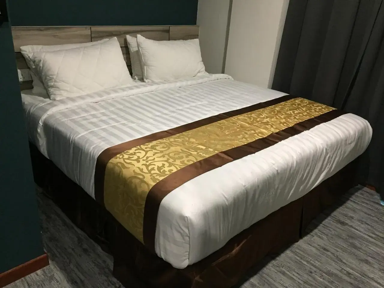 Bed in Meriton Inn Hotel