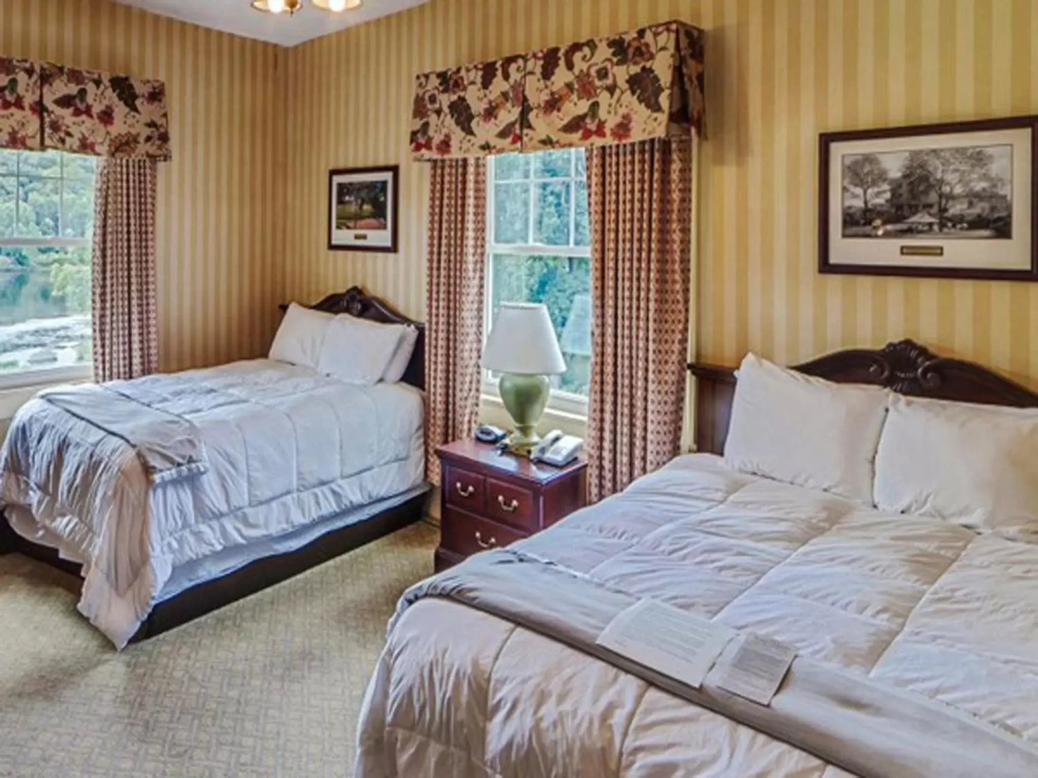 Photo of the whole room, Bed in Shawnee Inn and Golf Resort