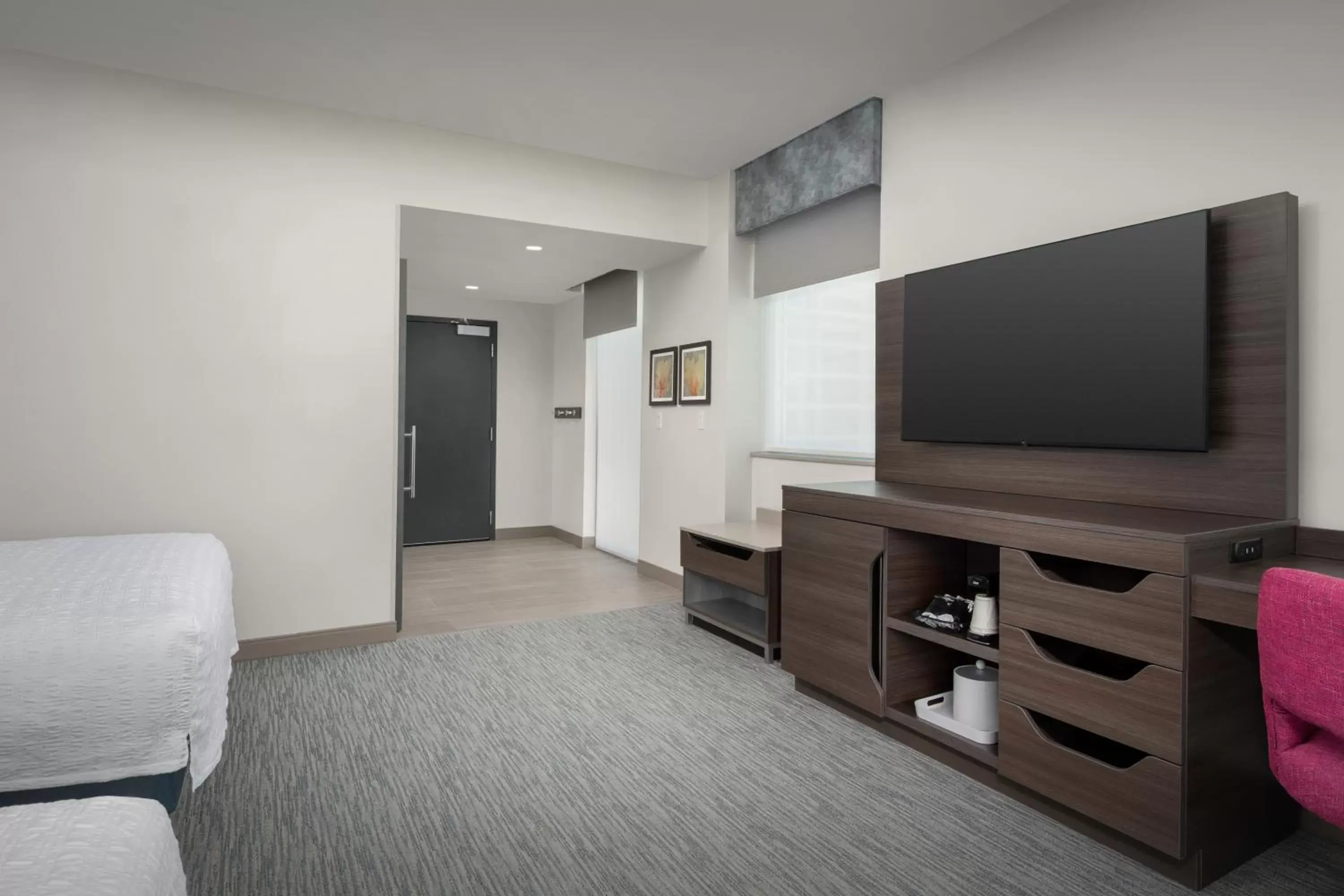 Bedroom, TV/Entertainment Center in Hampton Inn Delray Beach