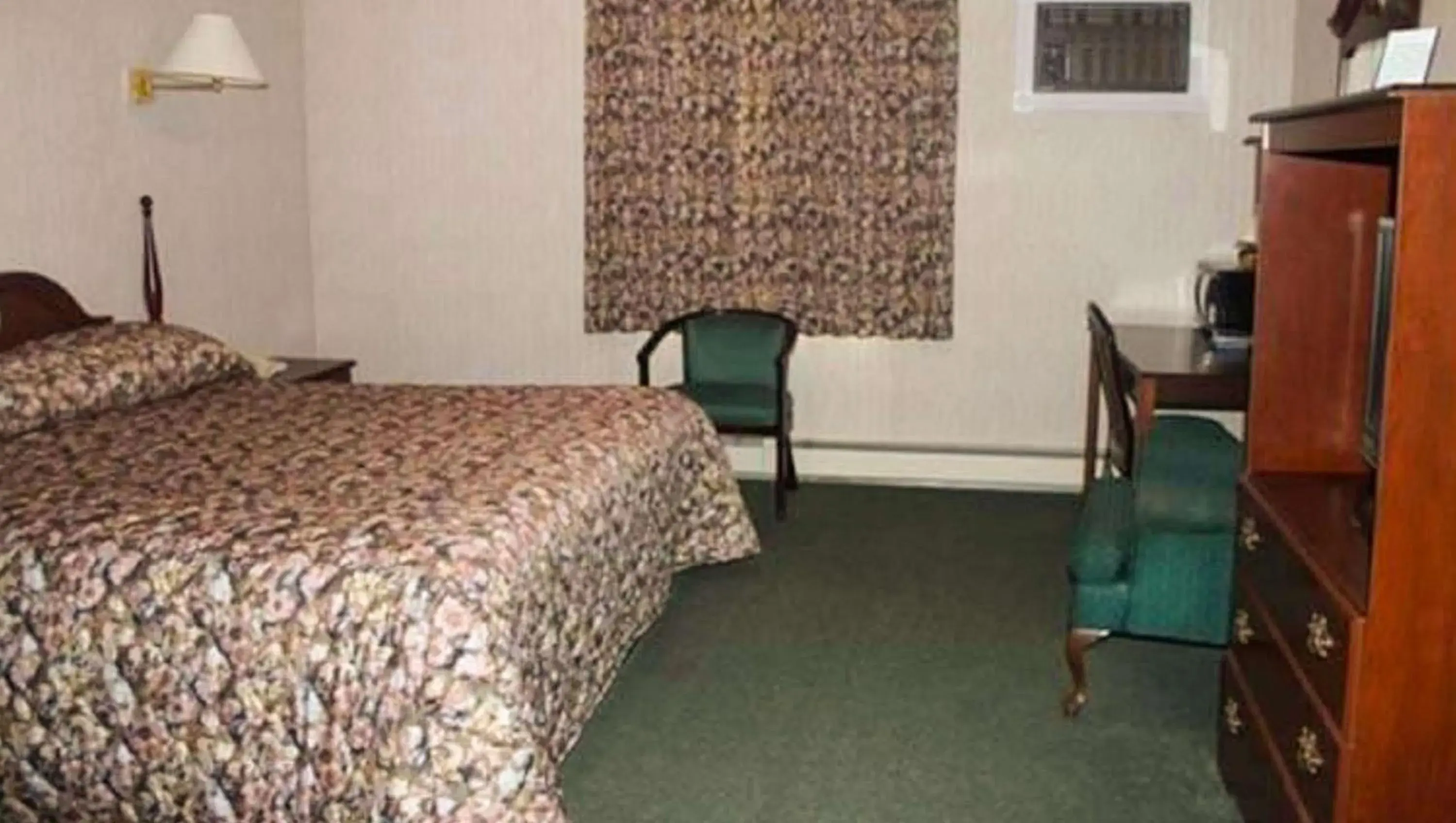 Photo of the whole room, Bed in Traveller's Inn Prince Edward Island