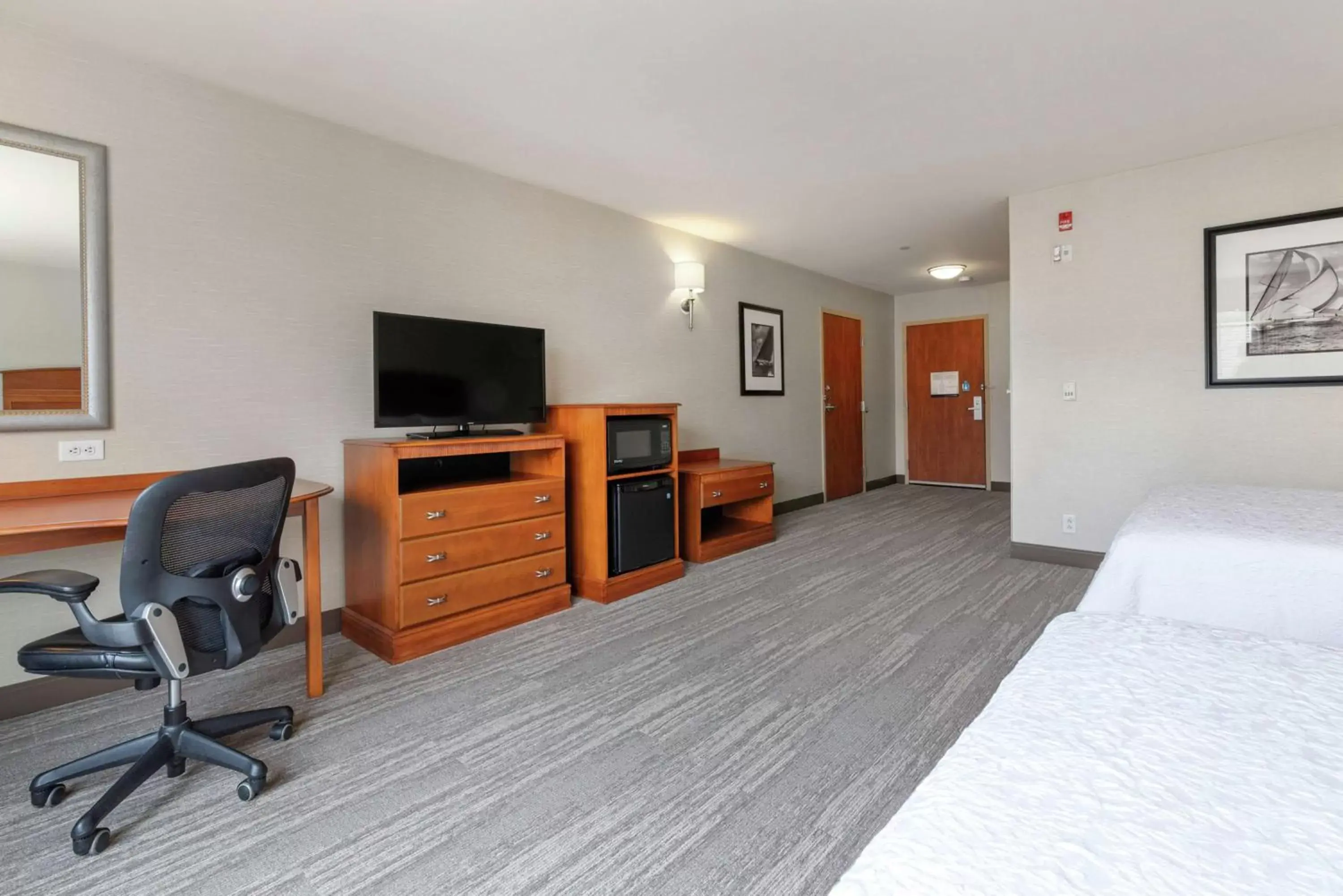 Bedroom, TV/Entertainment Center in Hampton Inn & Suites Mystic