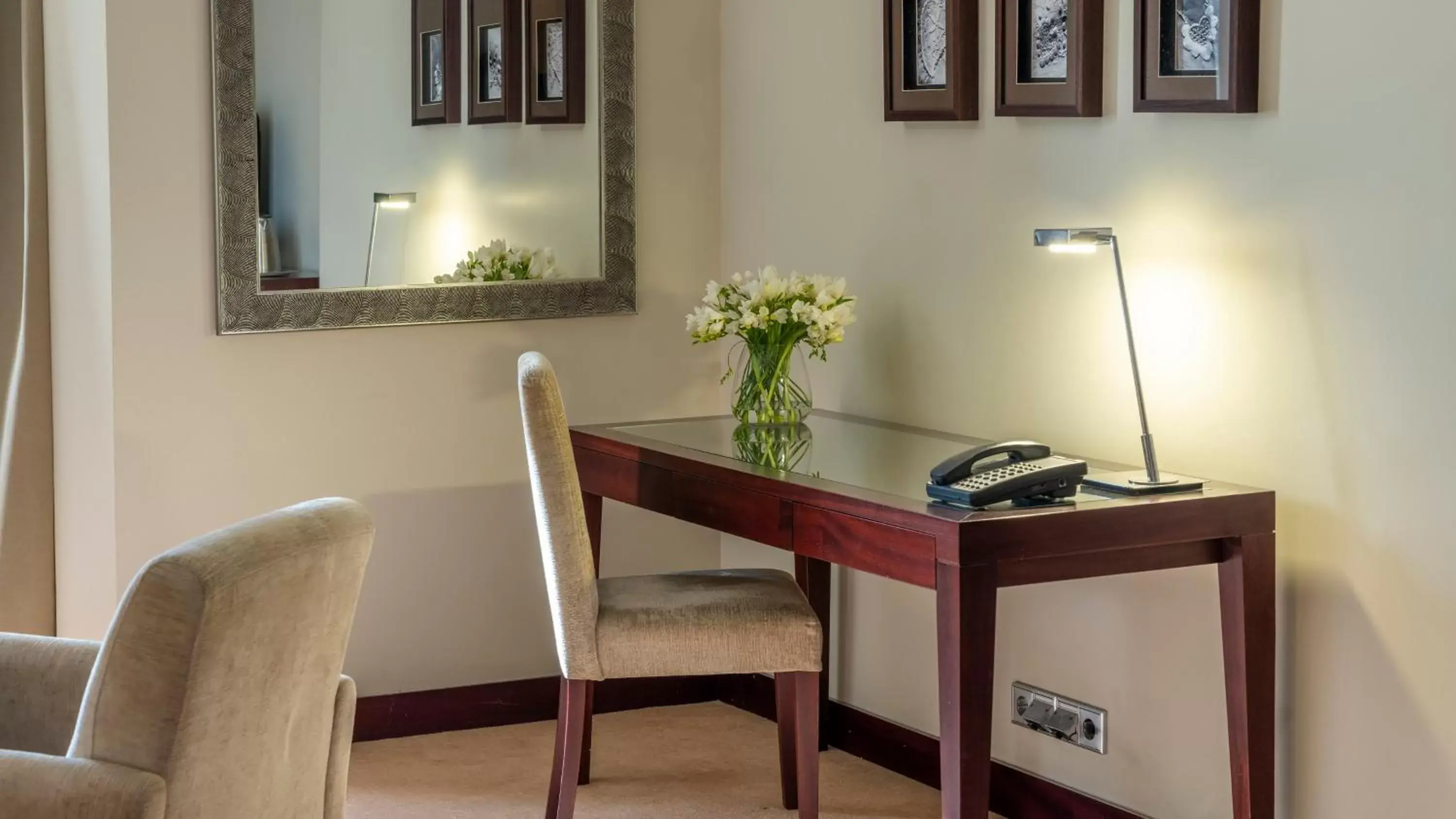 Bedroom, Dining Area in Crowne Plaza Porto, an IHG Hotel