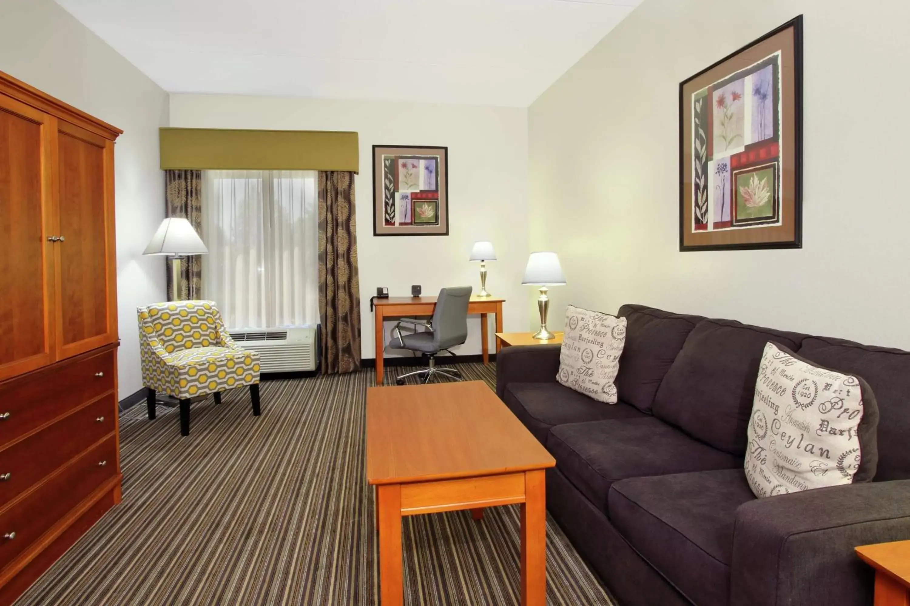 Bedroom, Seating Area in Hampton Inn Ashtabula