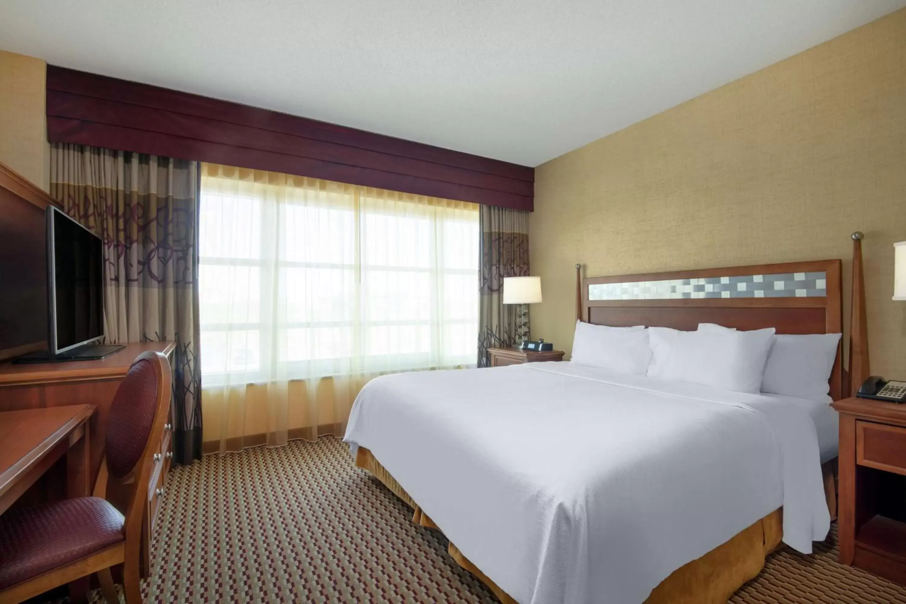 Bed in Embassy Suites Northwest Arkansas - Hotel, Spa & Convention Center