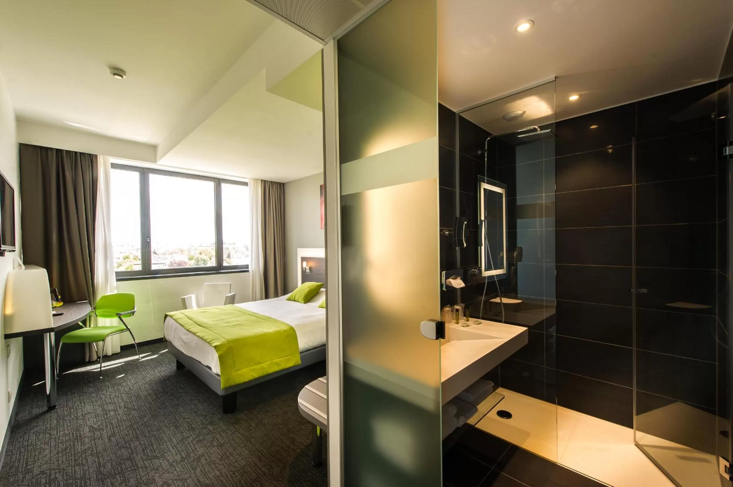 Shower, Bed in Hôtel Restaurant Athena Spa