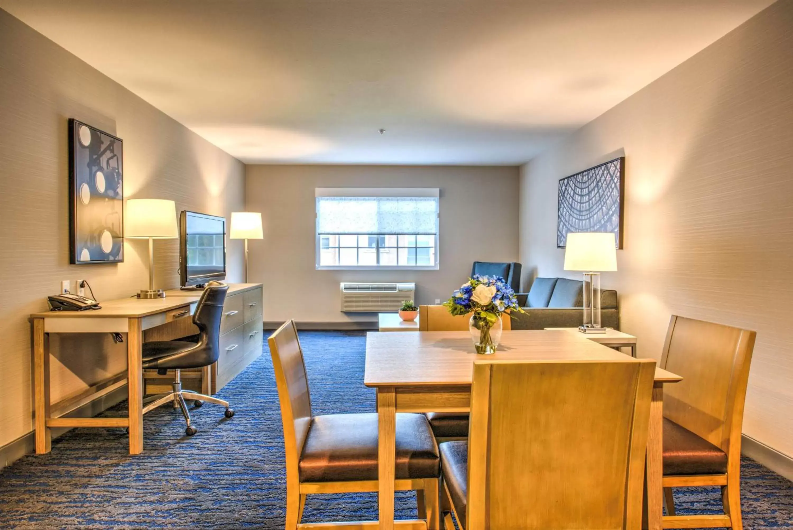 Living room, Seating Area in Best Western Plus Media Center Inn & Suites