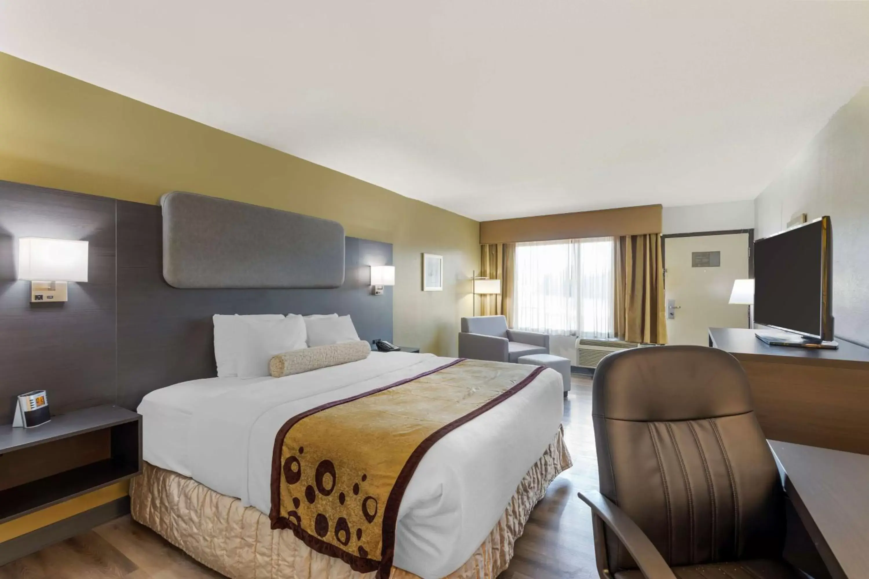 Bedroom in Best Western Plus Madison-Huntsville Hotel