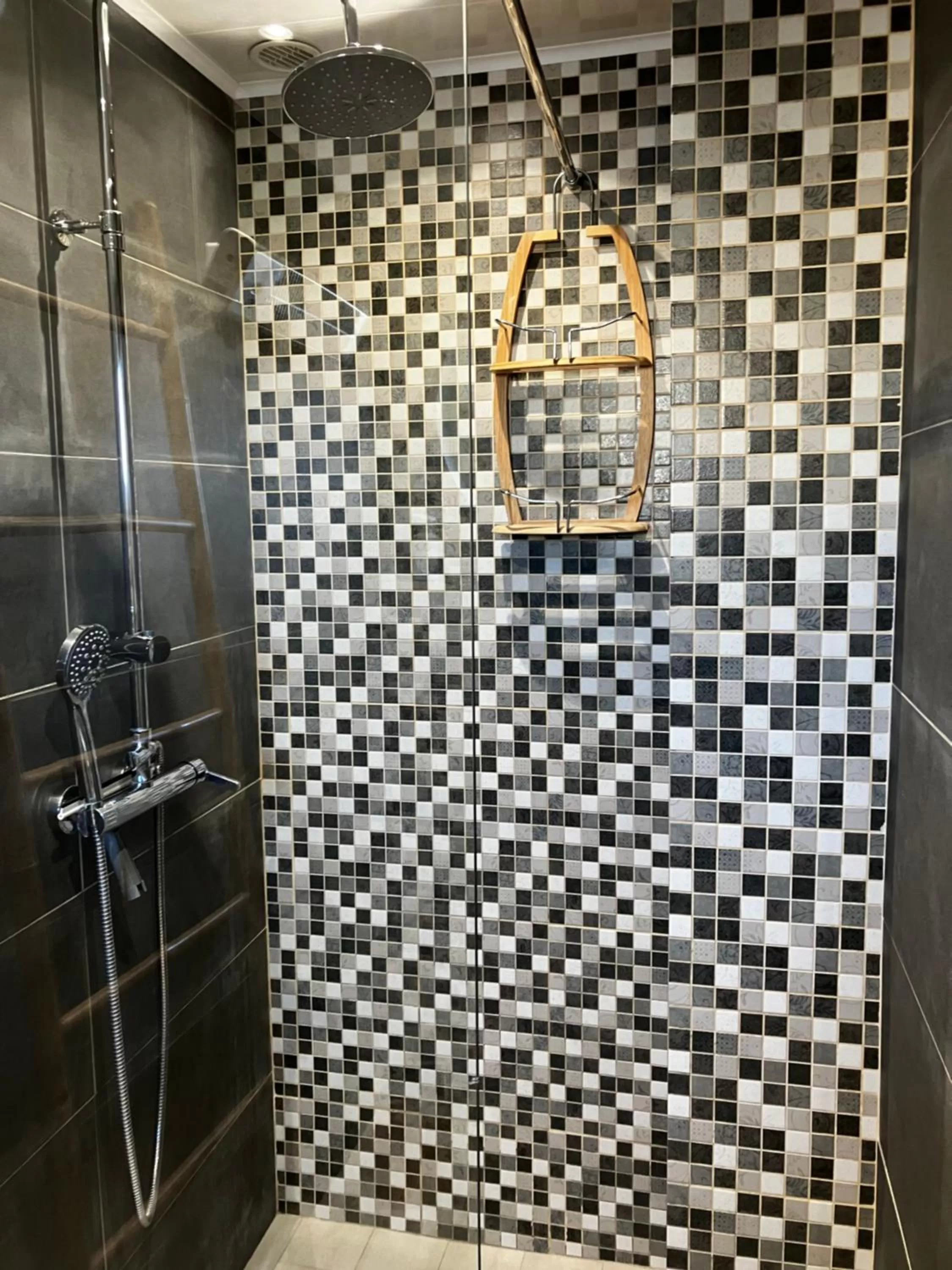 Shower in La Bonne Note