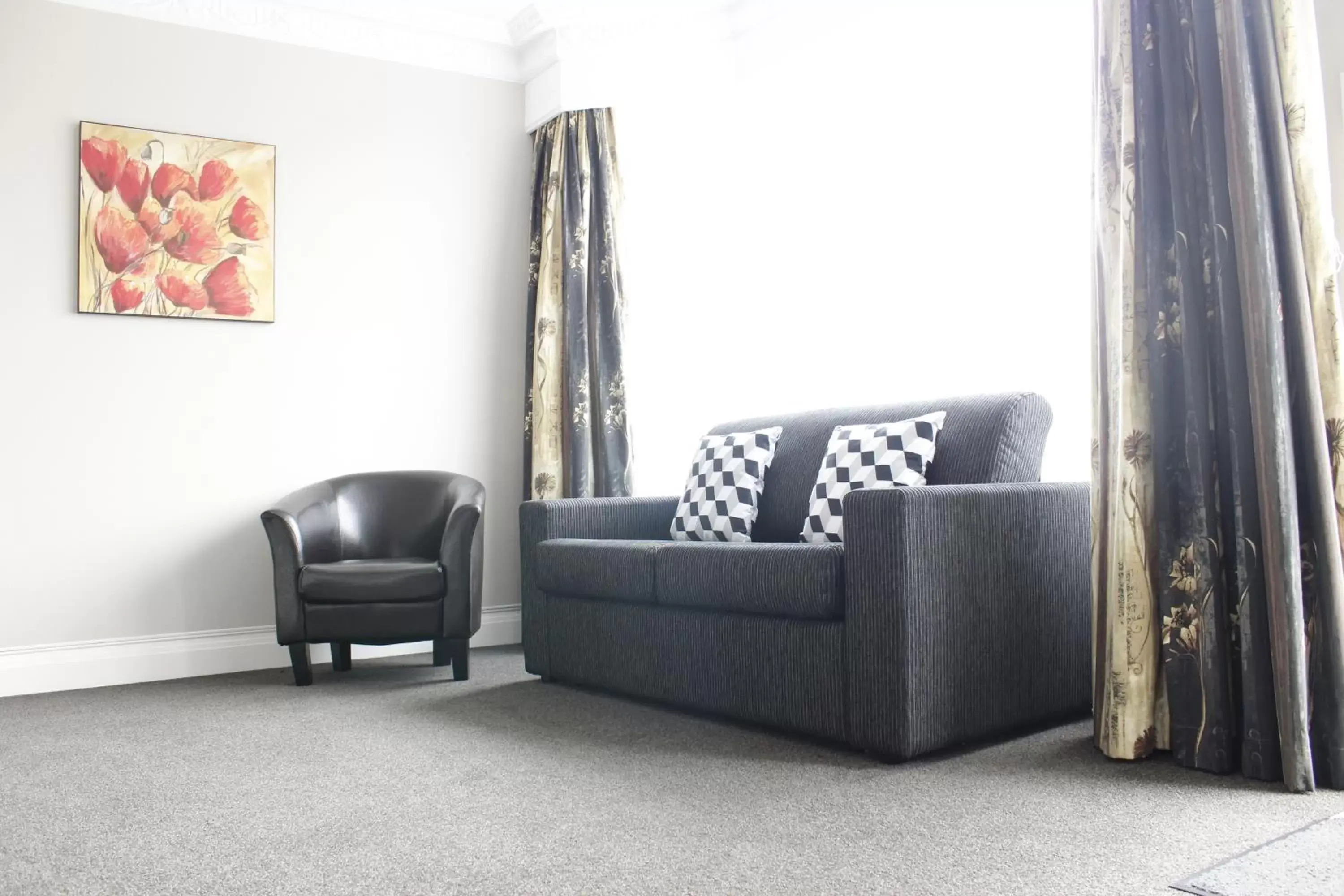 Living room, Seating Area in Colonial Motel