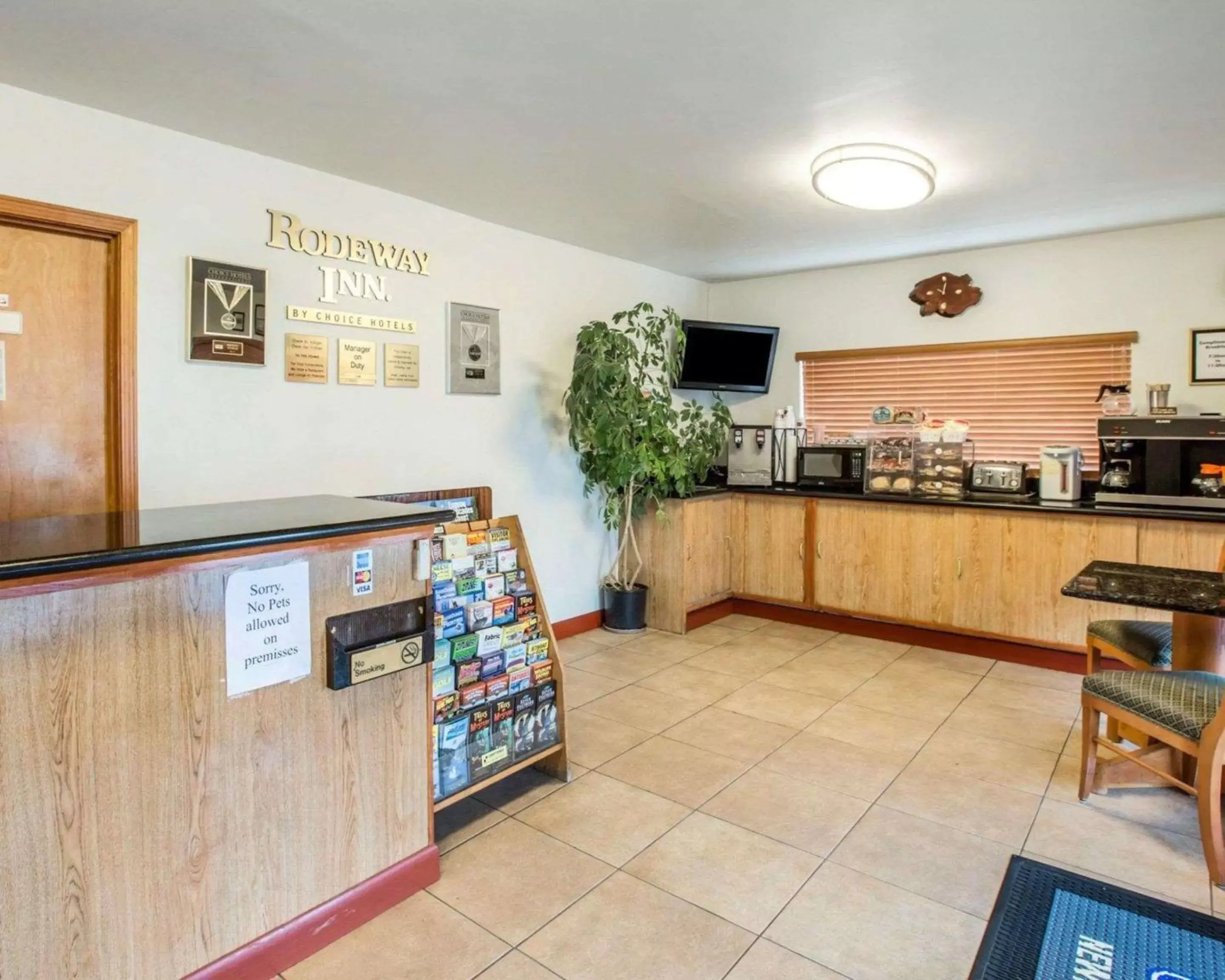 Lobby or reception in Rodeway Inn Newport