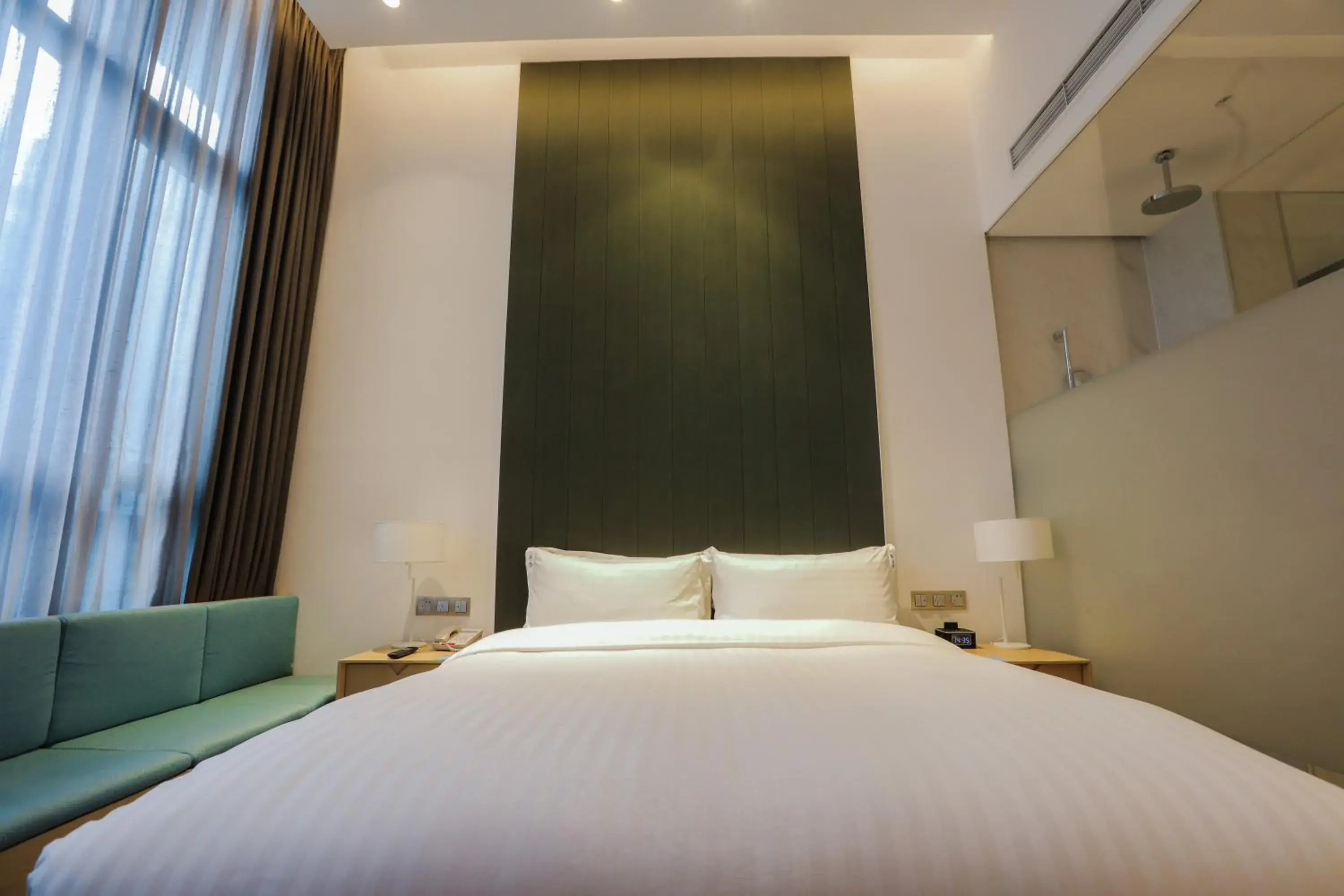 Photo of the whole room, Bed in Holiday Inn Express Shanghai Songjiang Fangta, an IHG Hotel