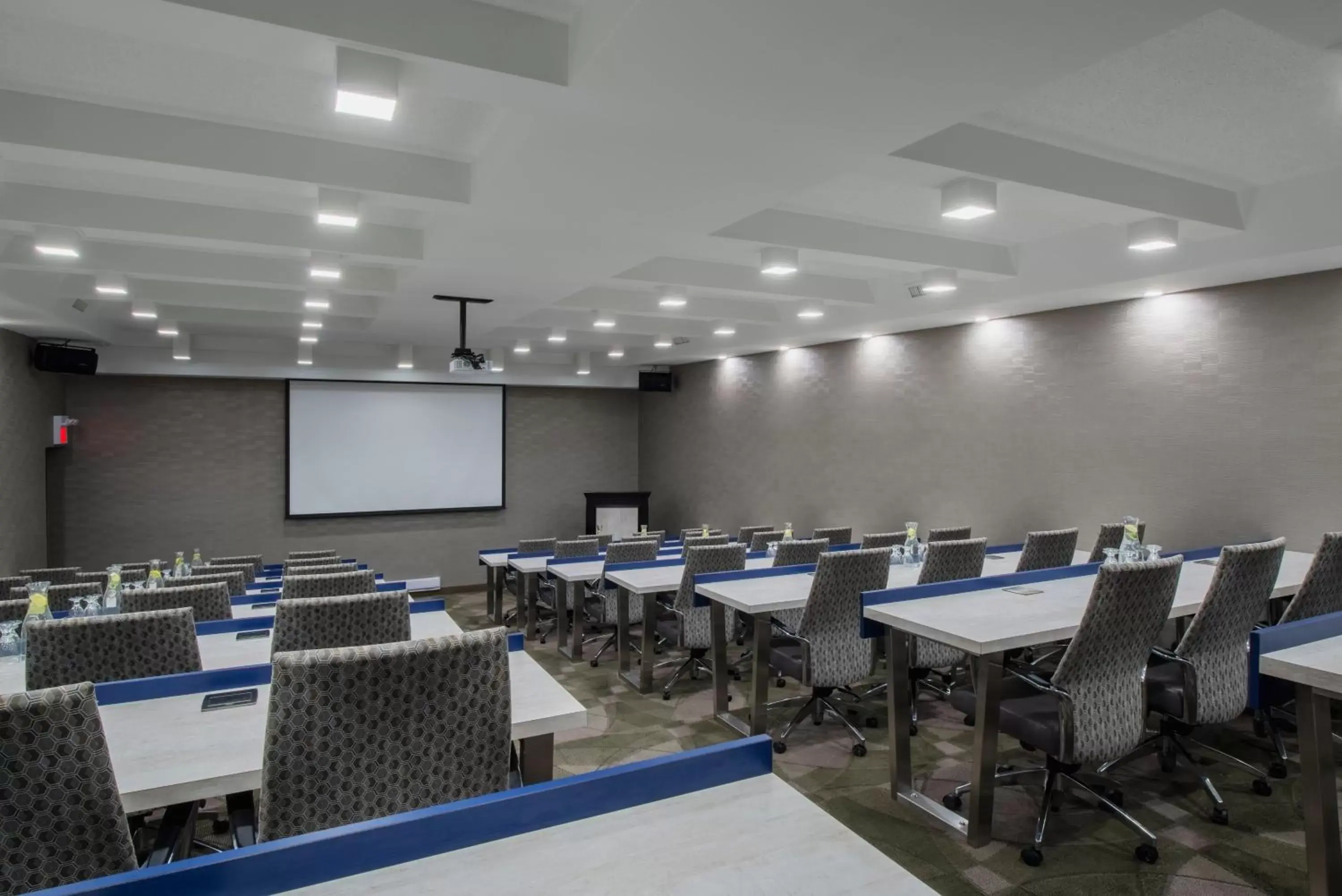 Meeting/conference room in Holiday Inn Winnipeg-South, an IHG Hotel