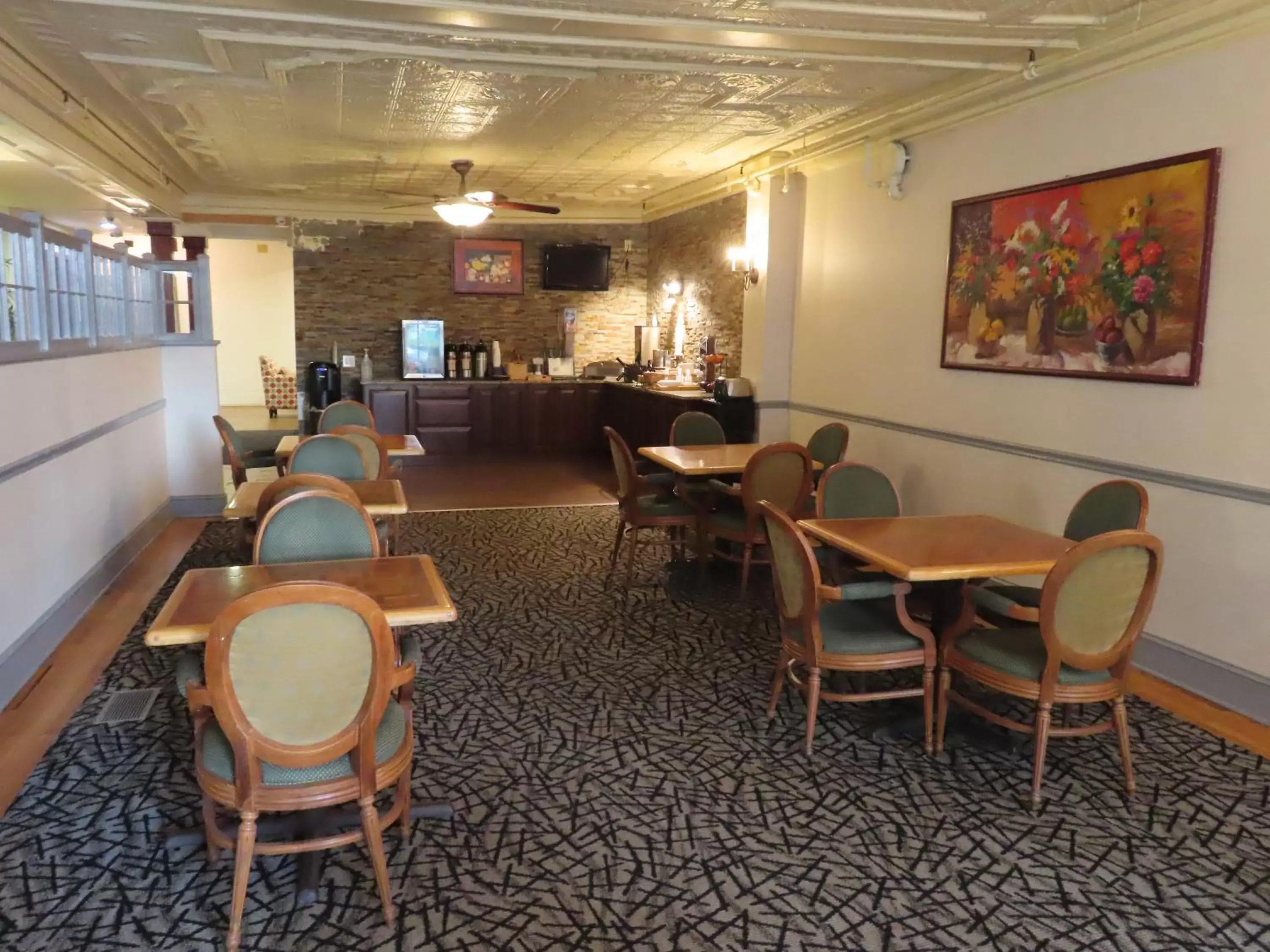 Breakfast, Lounge/Bar in St Charles Hotel Downtown Hudson
