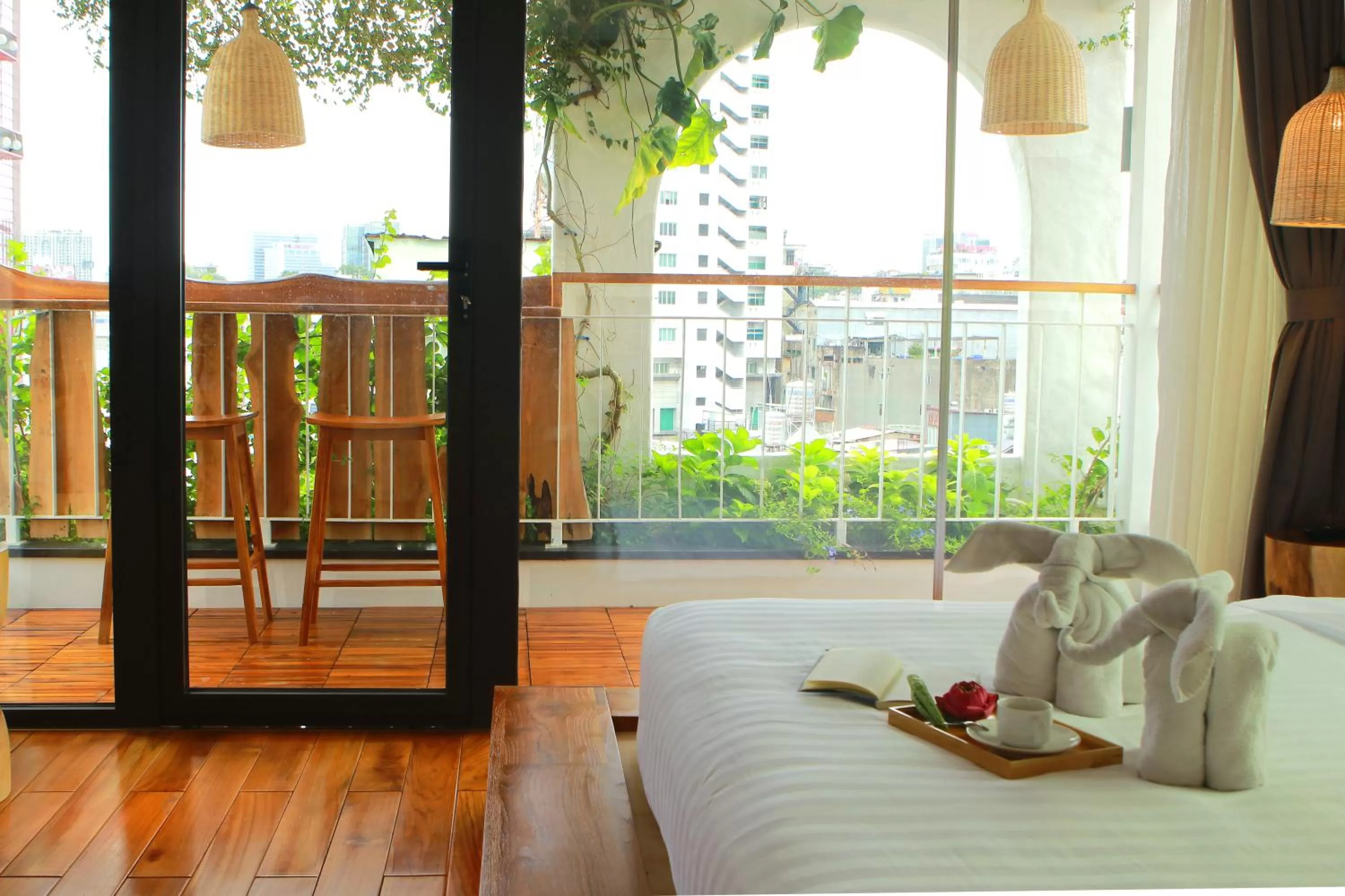 Patio, Bed in Duc Vuong Saigon Hotel - Bui Vien