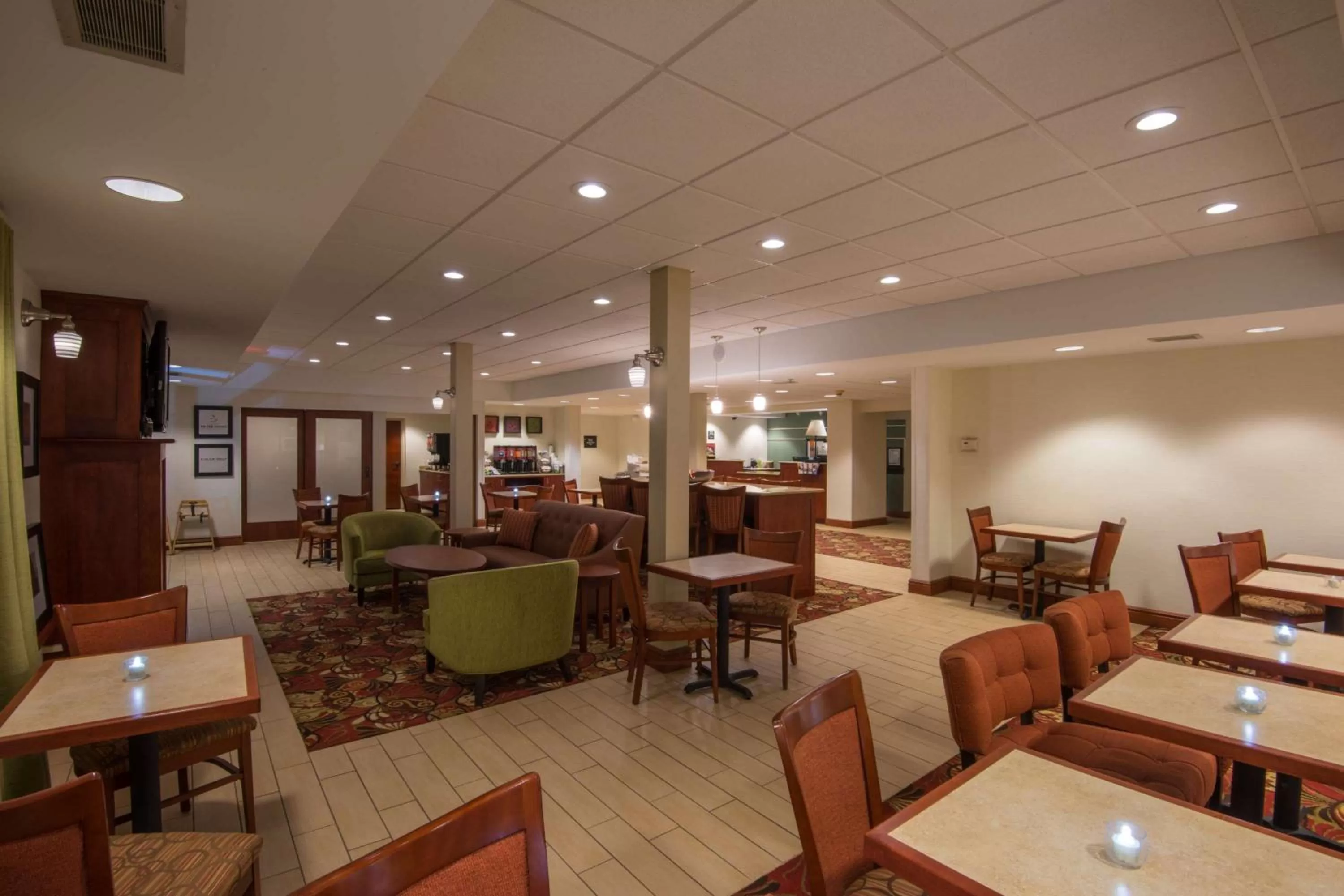 Dining area in Hampton Inn White River Junction