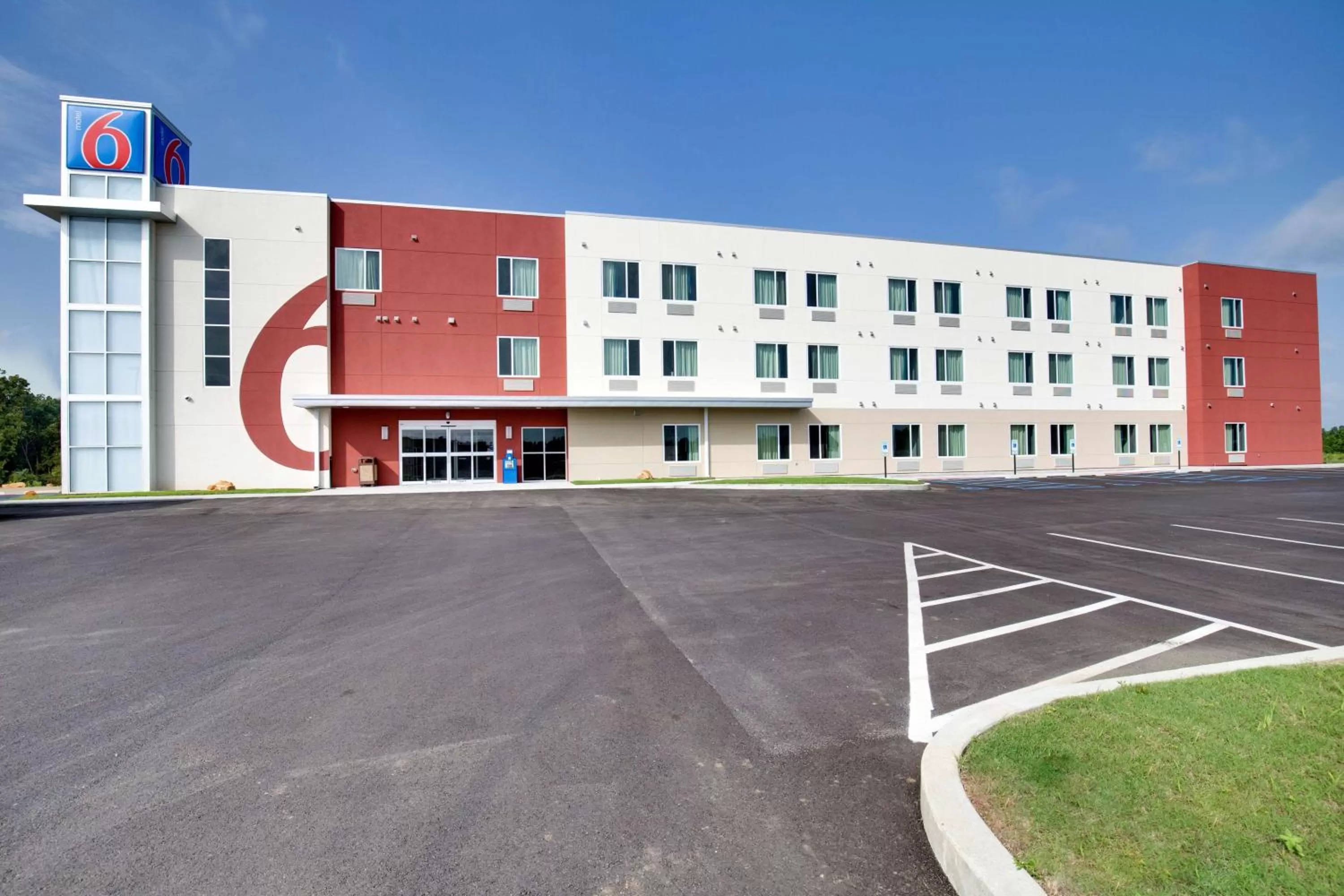 Property building in Motel 6 Poplar Bluff, MO