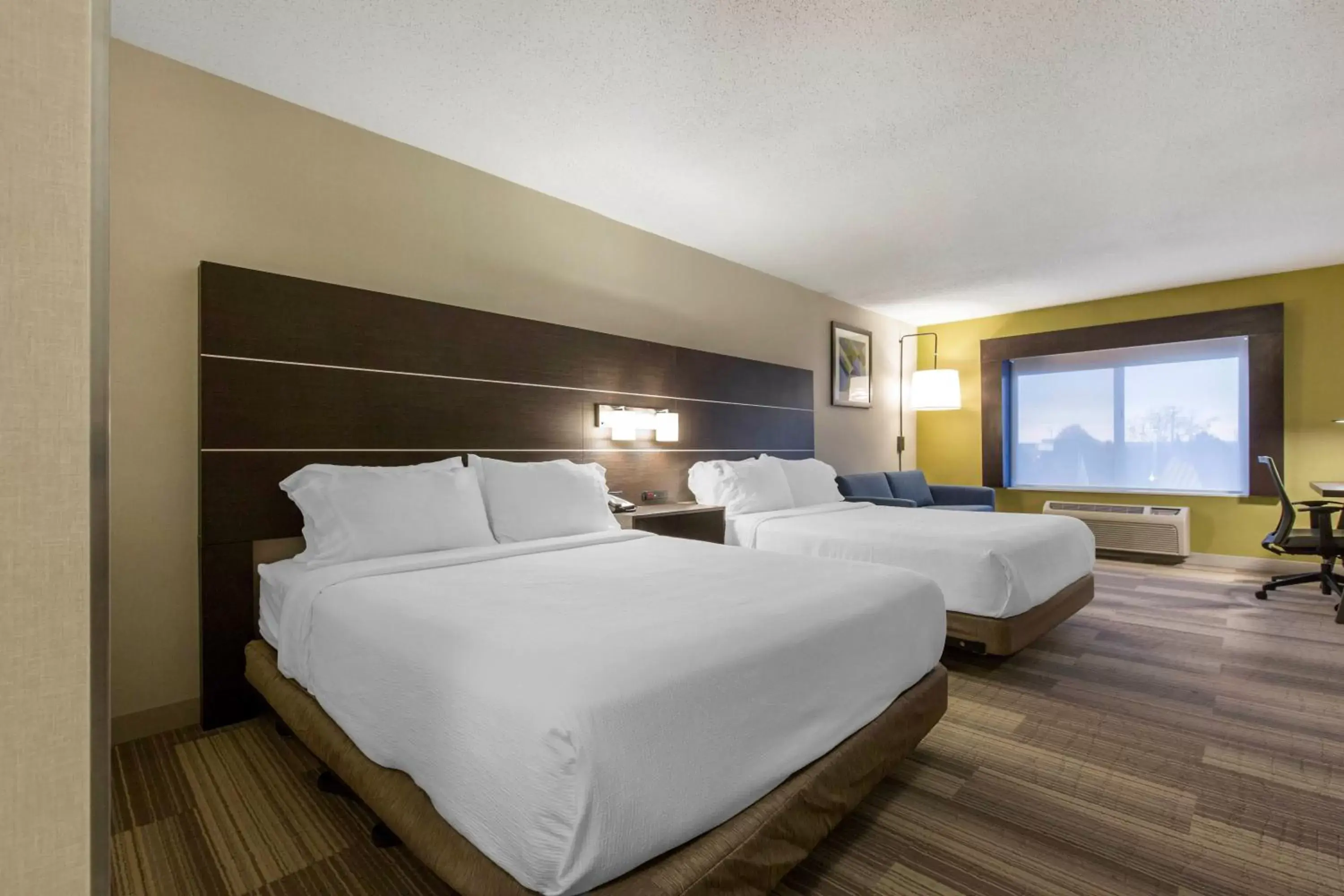 Photo of the whole room, Bed in Holiday Inn Express and Suites Chicago West - St Charles, an IHG Hotel