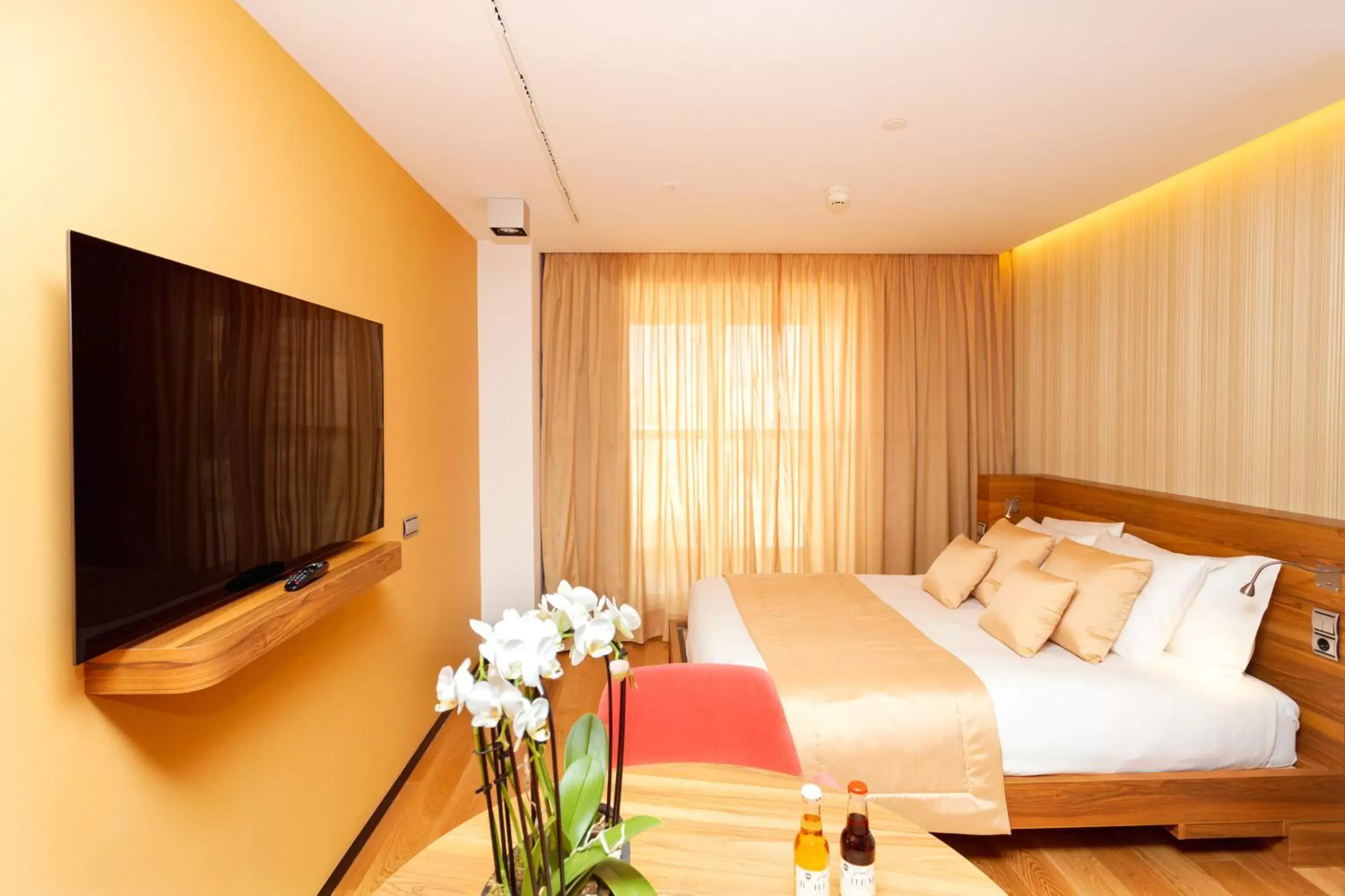 TV and multimedia, Bed in Bohemia Suites & Spa - Adults Only