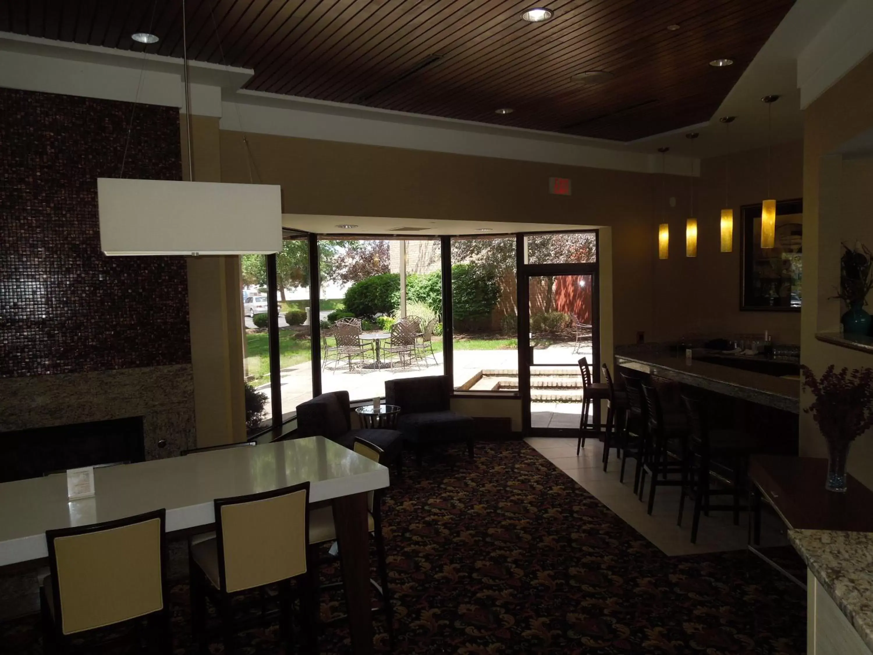 Lounge or bar, Restaurant/Places to Eat in Radisson Cleveland Airport