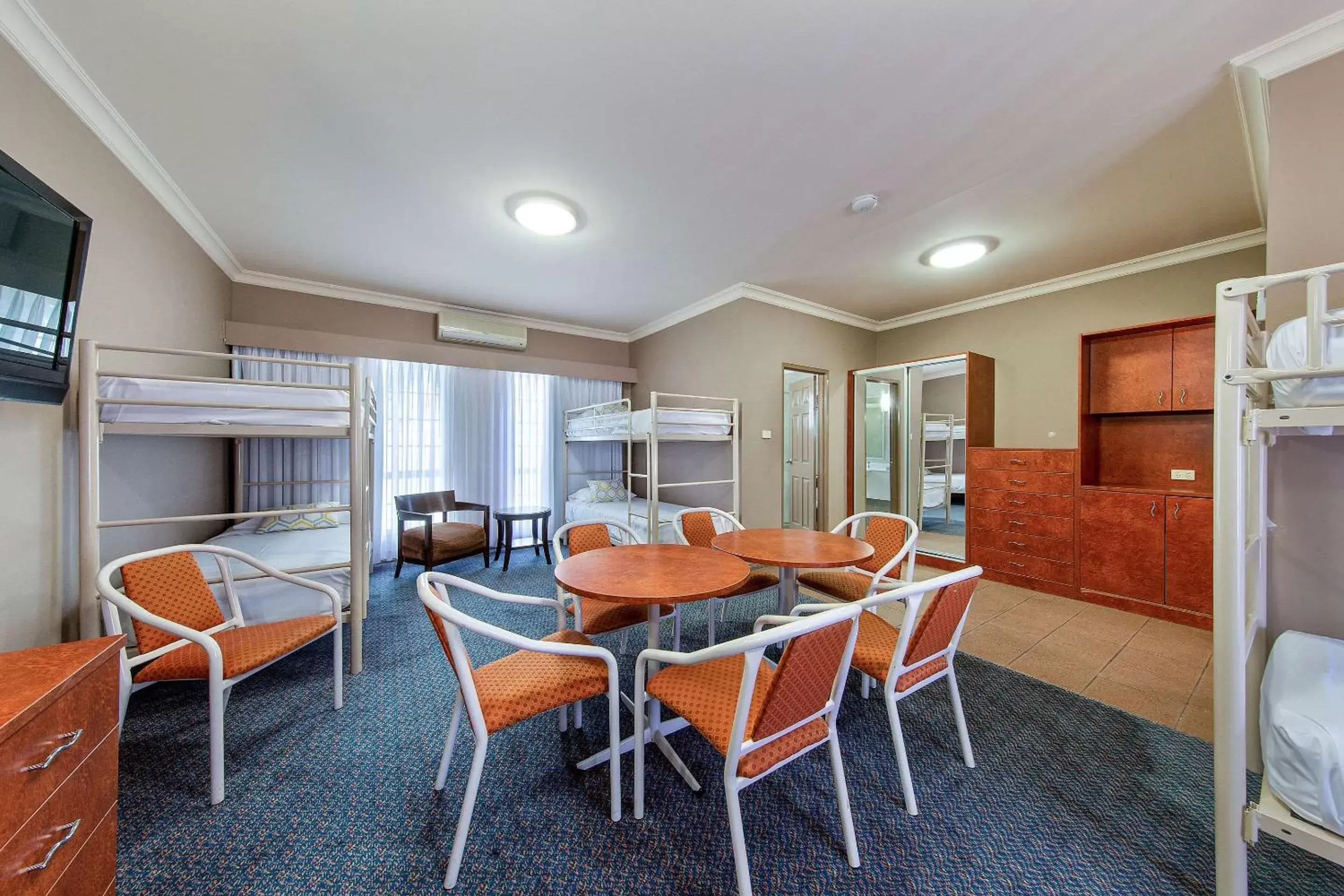 Photo of the whole room, Dining Area in Quality Inn Penrith Sydney