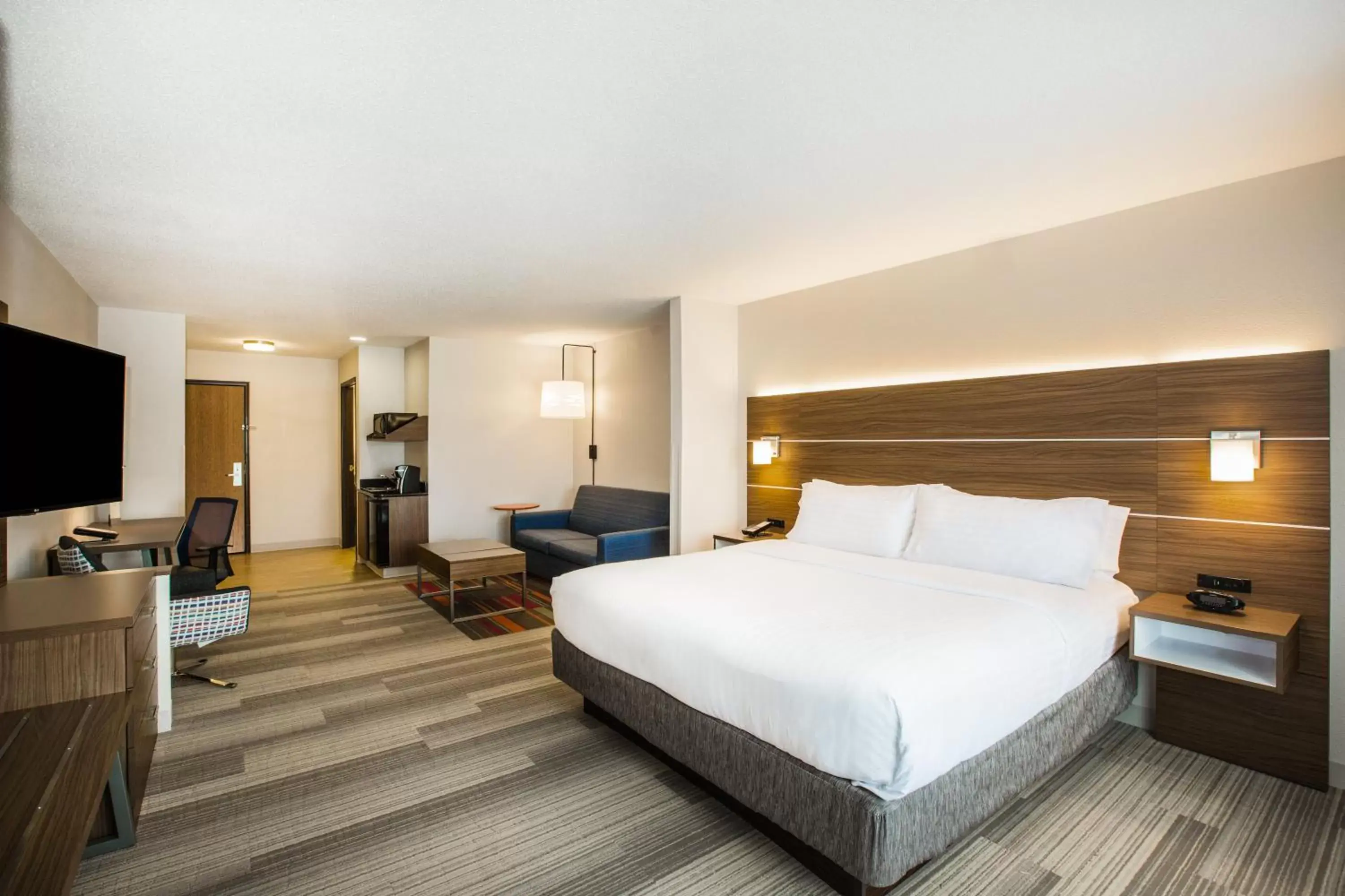 Bedroom in Holiday Inn Express Hotel & Suites Bellevue-Omaha Area, an IHG Hotel
