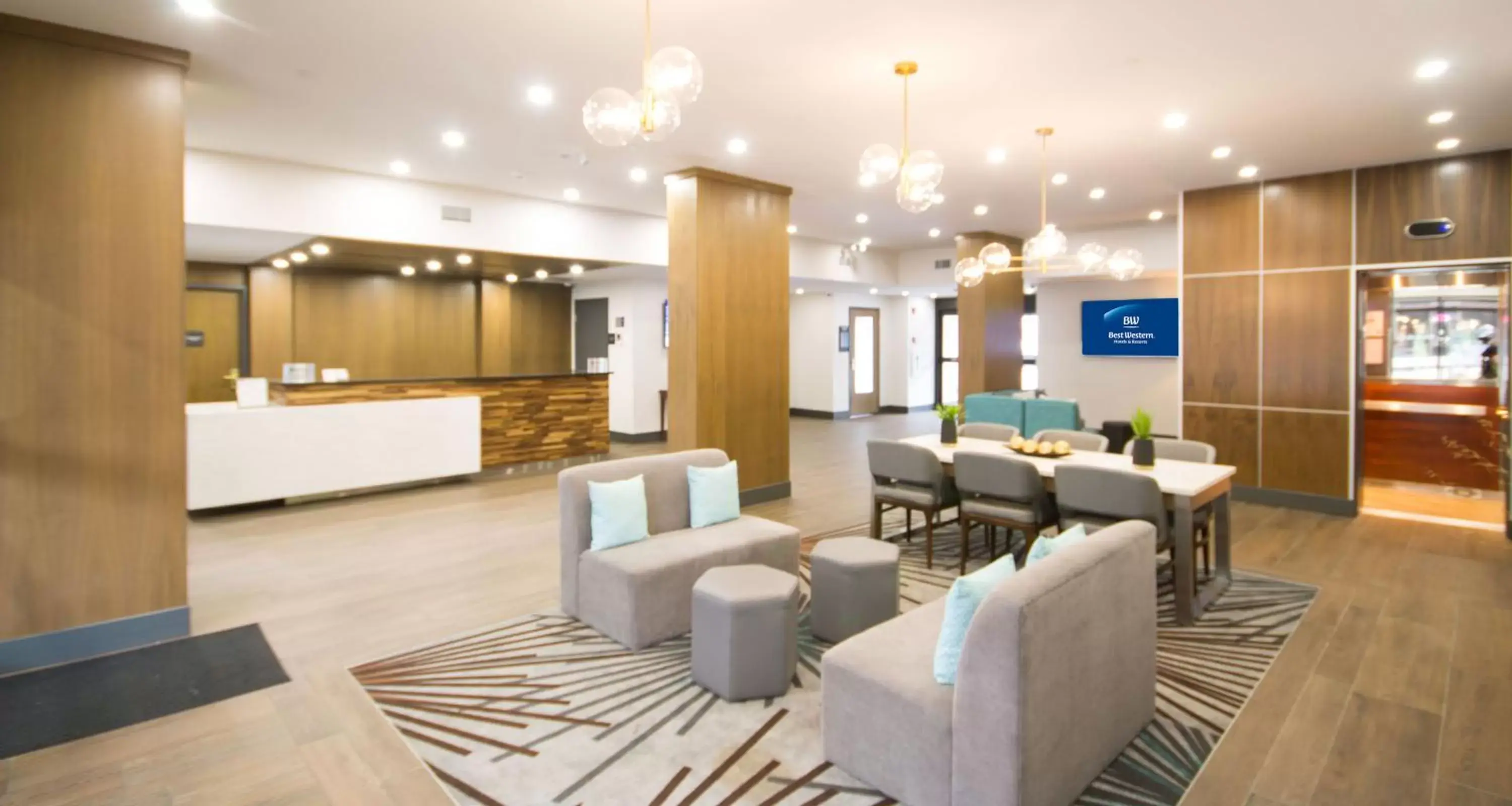 Lobby or reception, Lounge/Bar in Best Western Plus Suites Downtown Calgary