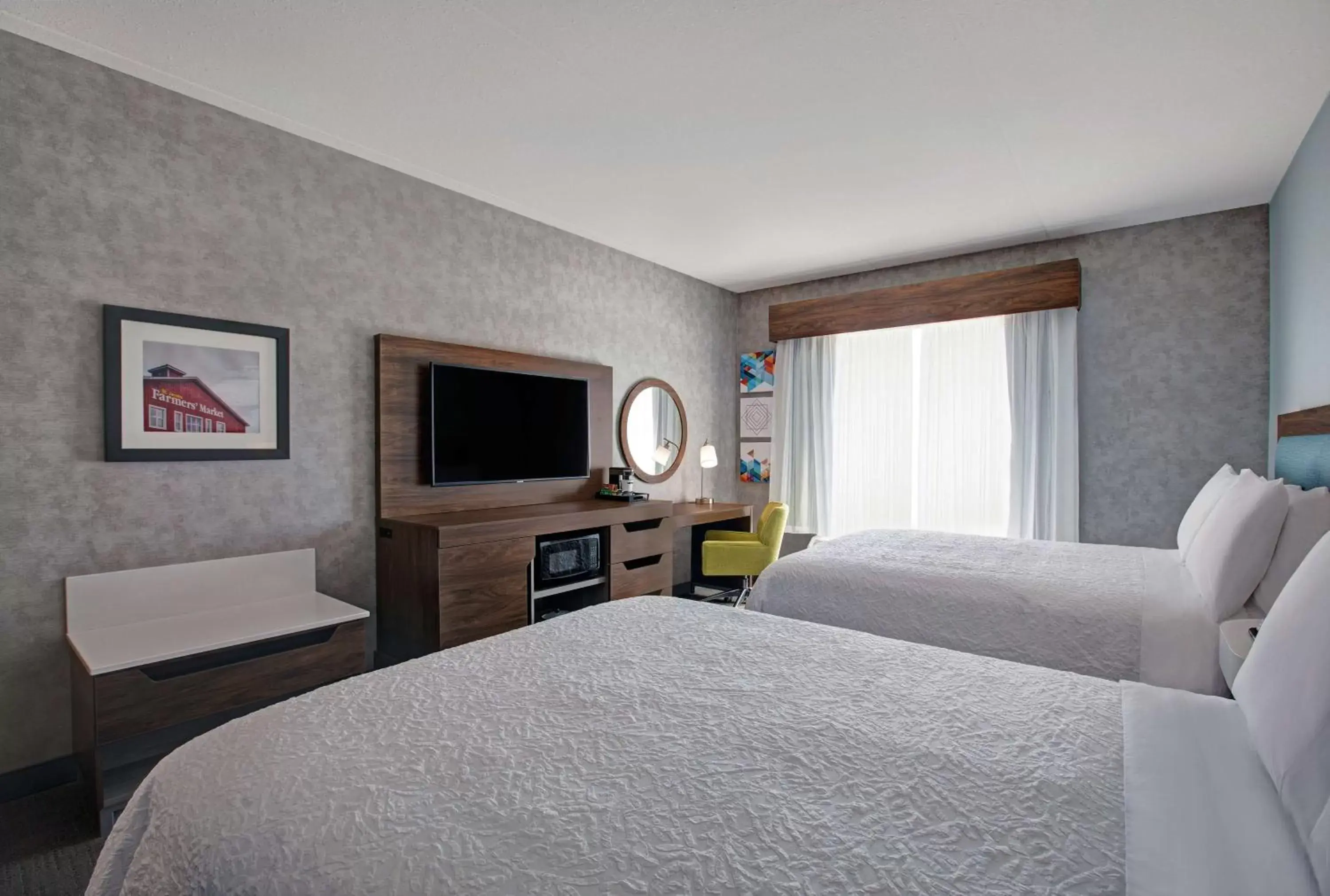 Bed in Hampton Inn & Suites By Hilton Waterloo St. Jacobs
