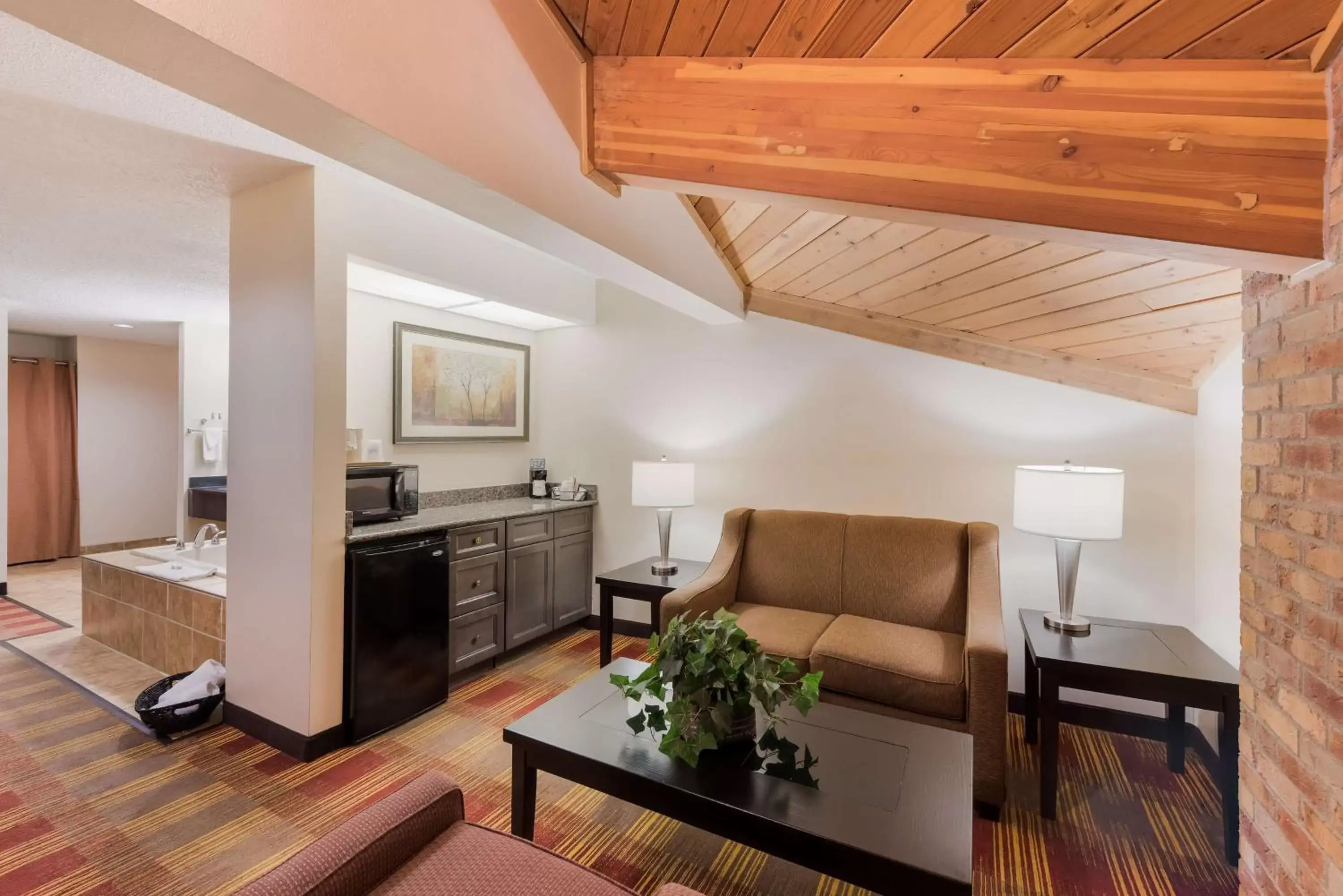 Photo of the whole room, Seating Area in Best Western Lakewood Inn