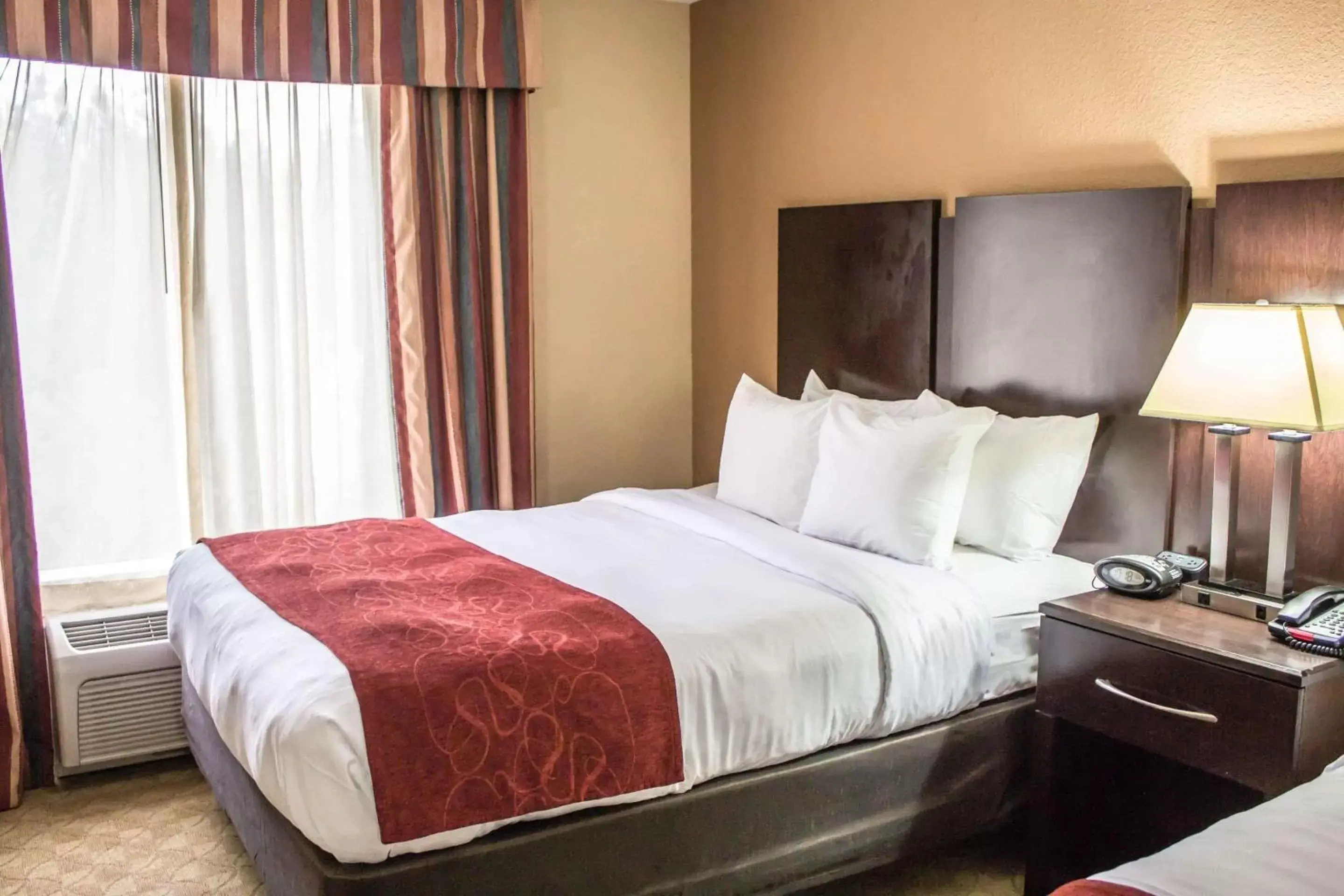 Photo of the whole room, Bed in Comfort Suites Brunswick