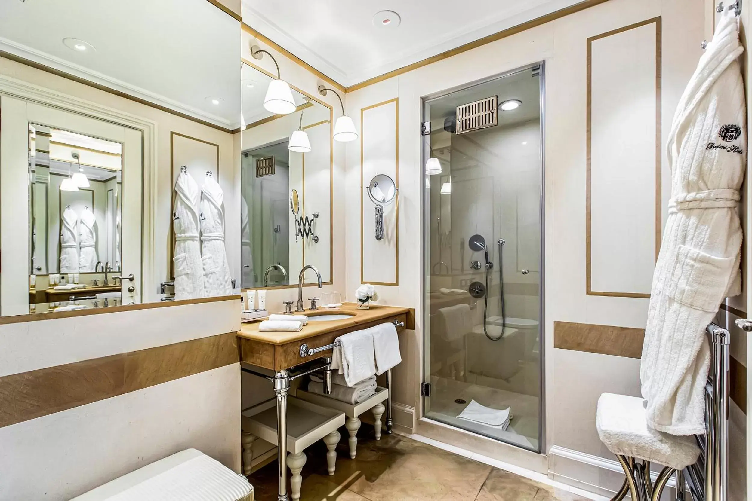 Bedroom, Bathroom in Relais Santa Croce, By Baglioni Hotels