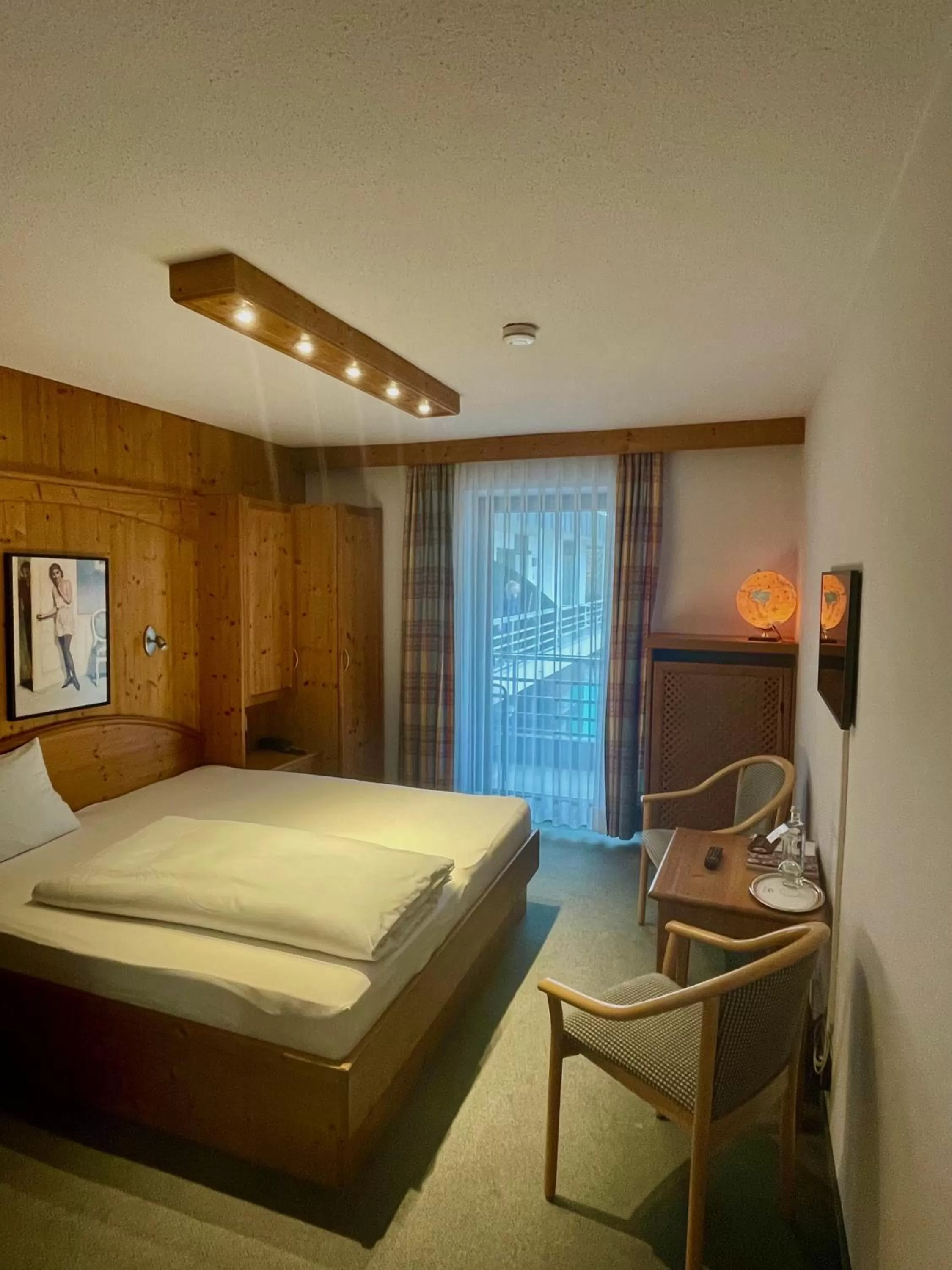 Photo of the whole room, Bed in Strandhotel SüdSee Diessen am Ammersee