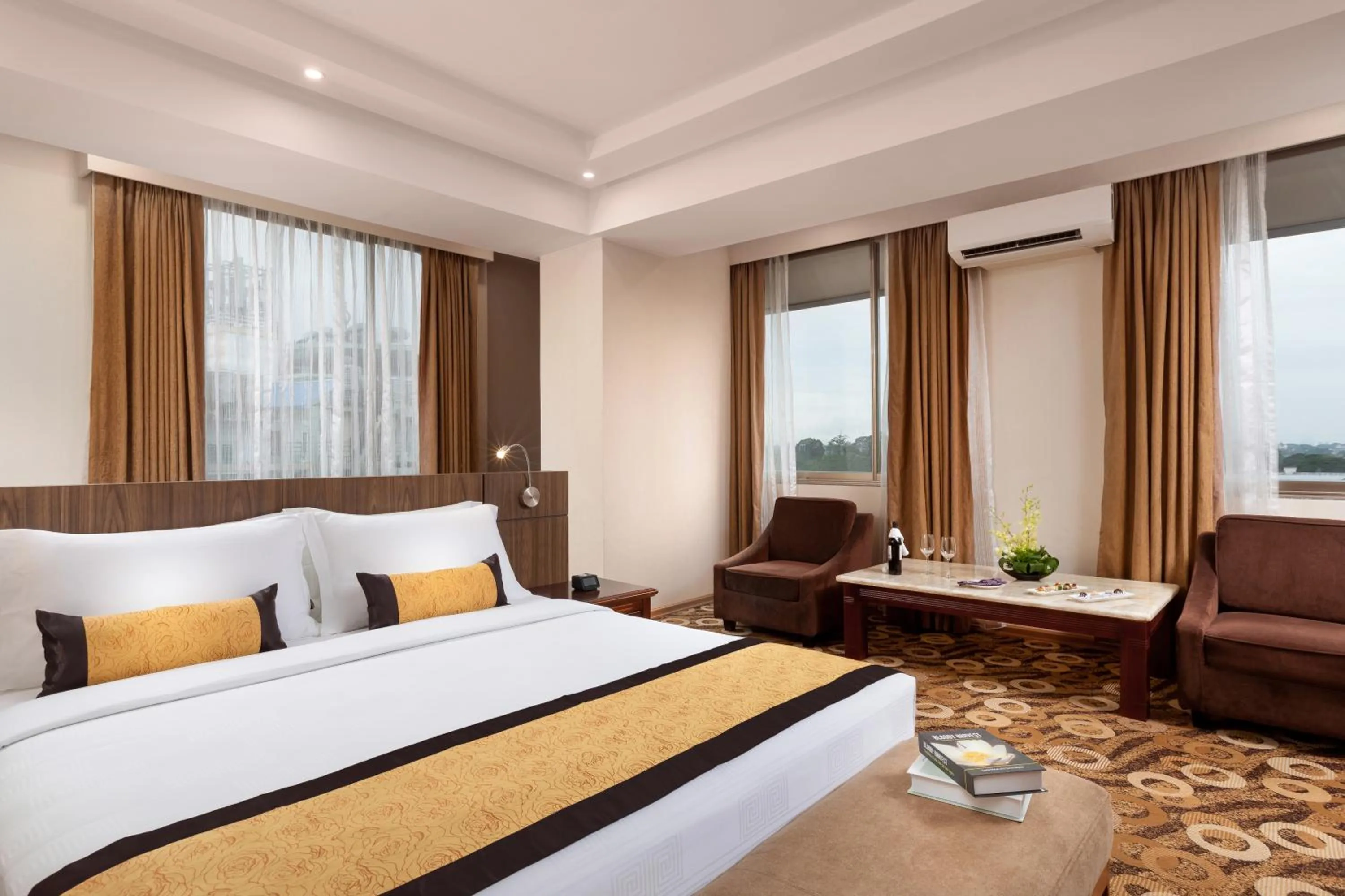 Bed in Best Western Green Hill Hotel