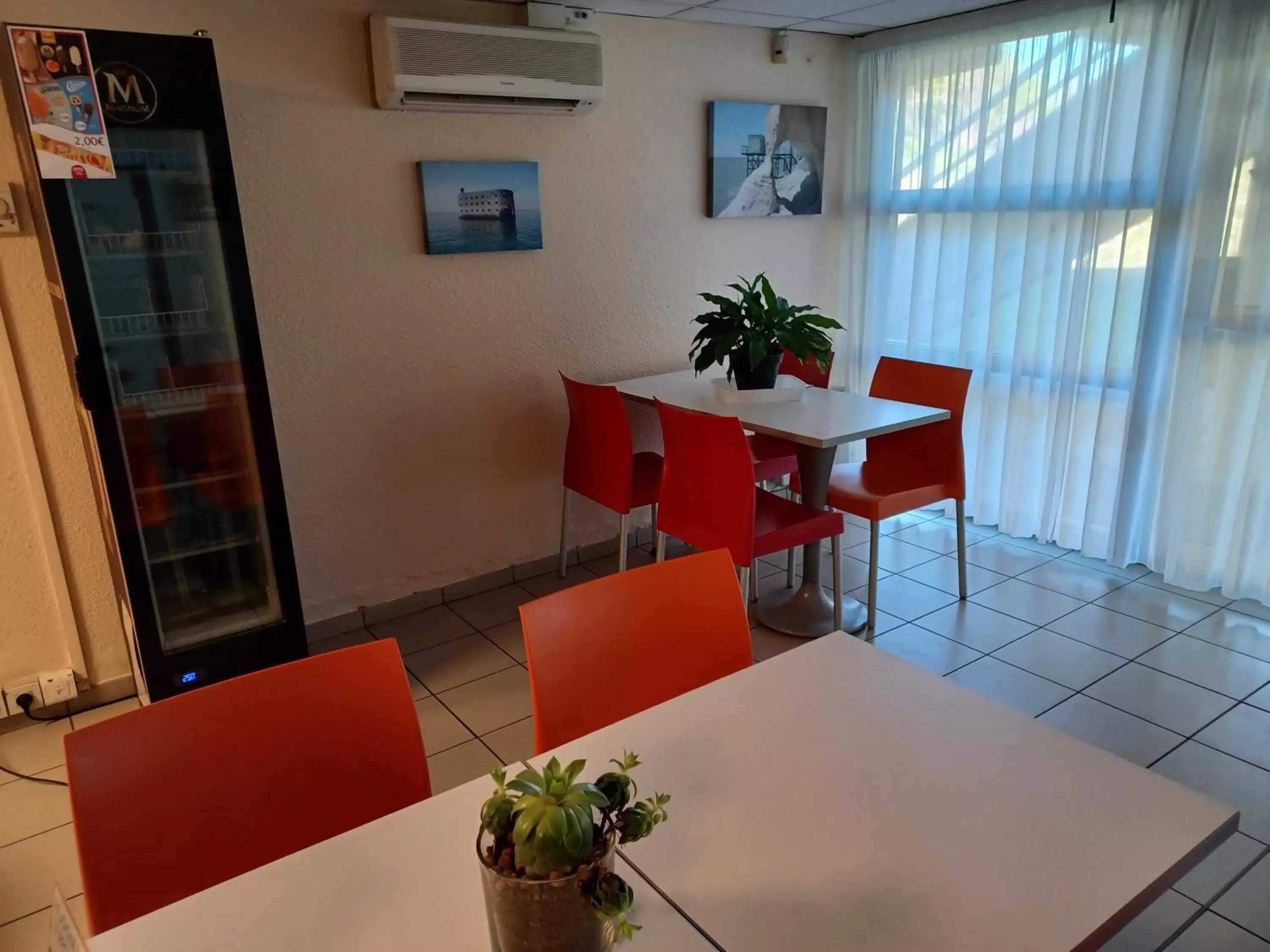 Breakfast, Dining Area in Premiere Classe La Rochelle Sud - Angoulins