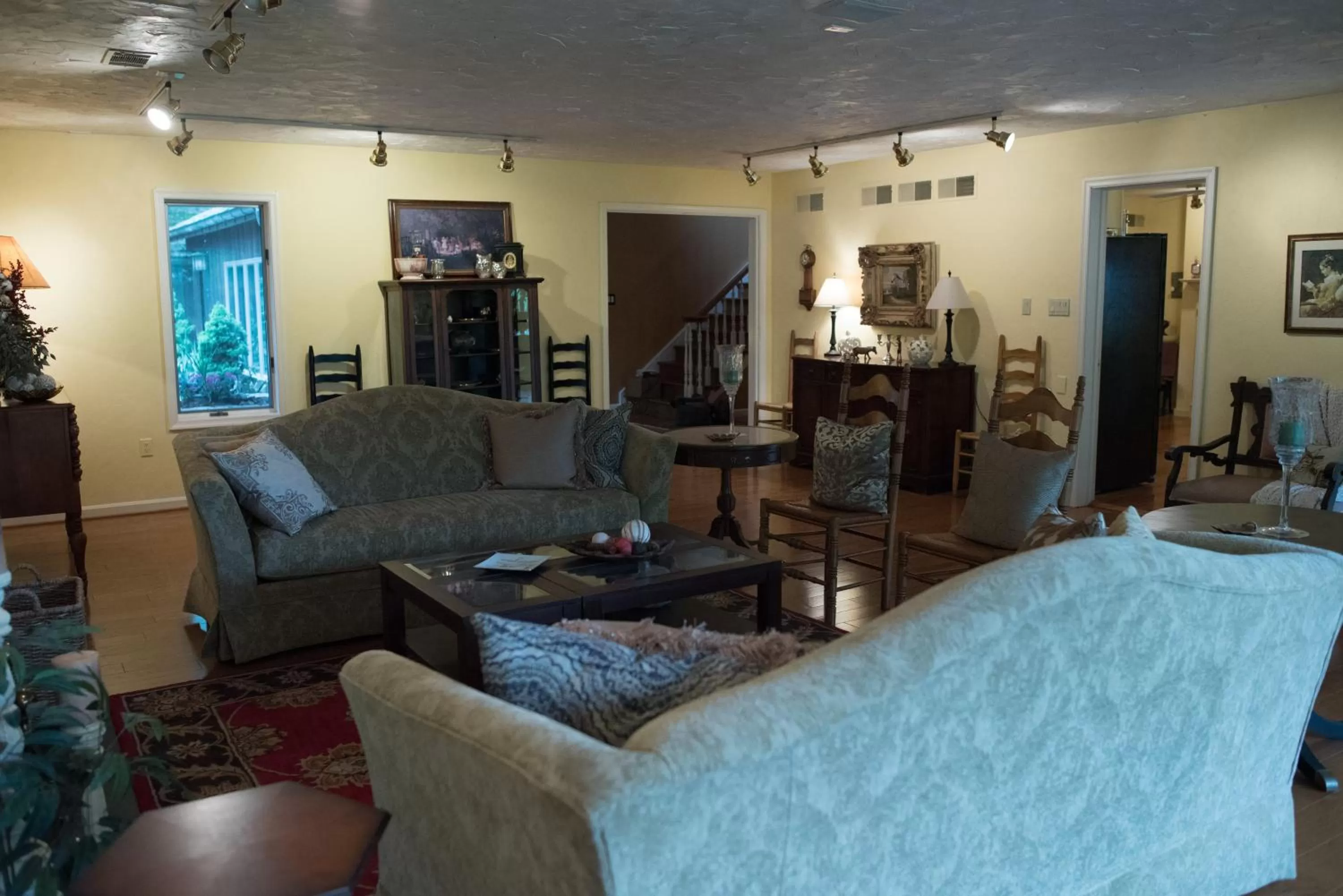 Communal lounge/ TV room, Lounge/Bar in The Inn at White Oak