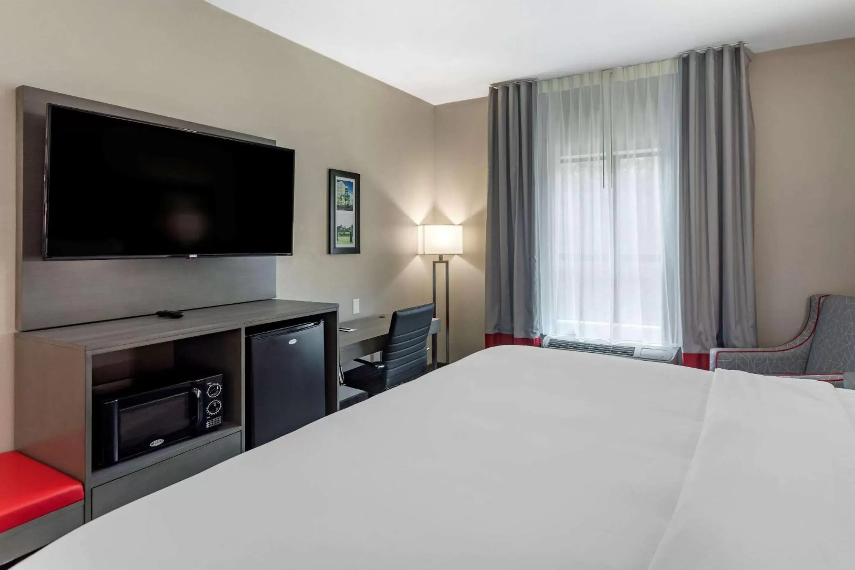 TV and multimedia, Bed in Comfort Inn & Suites