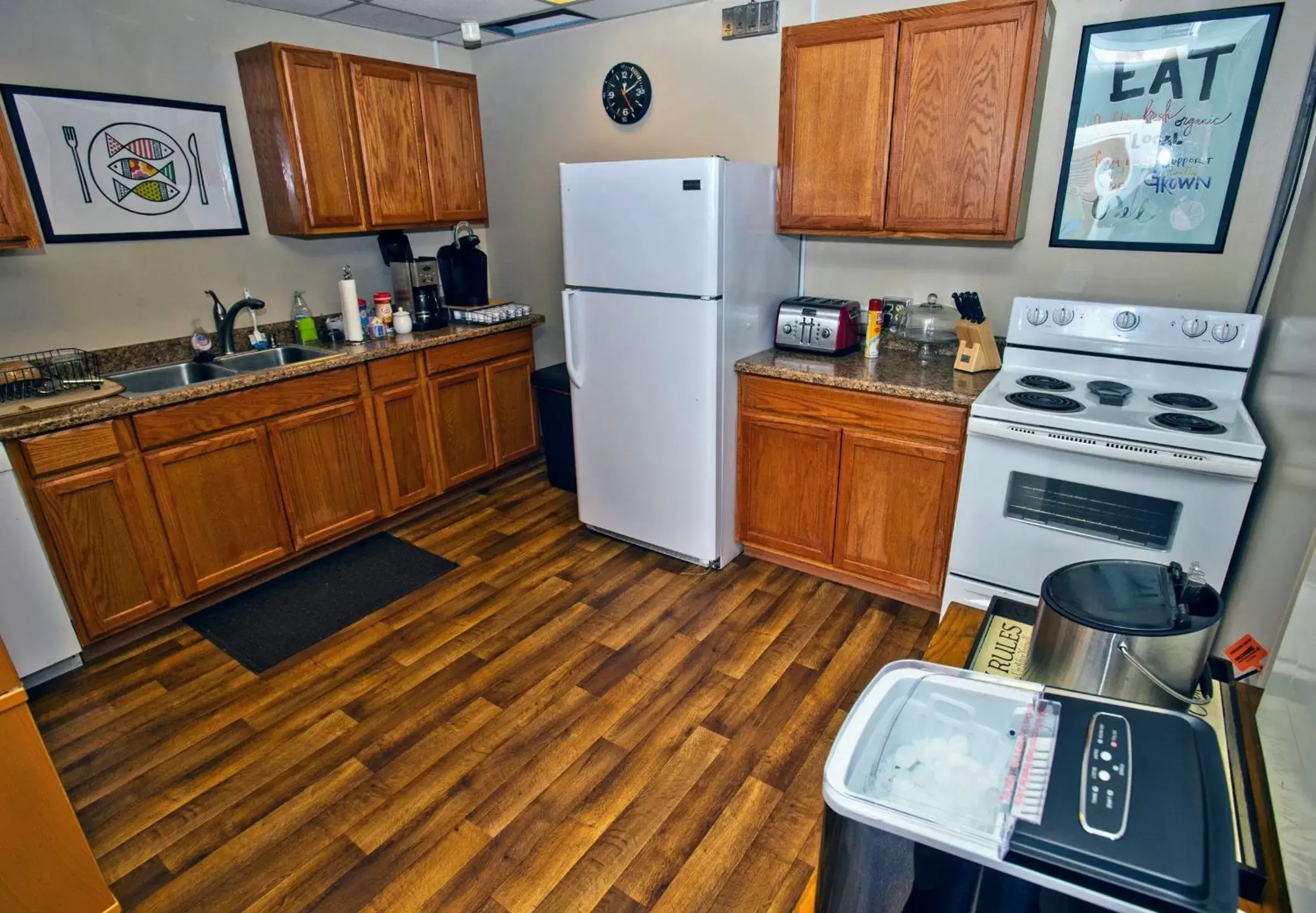 Communal kitchen, Kitchen/Kitchenette in Sherman Inn