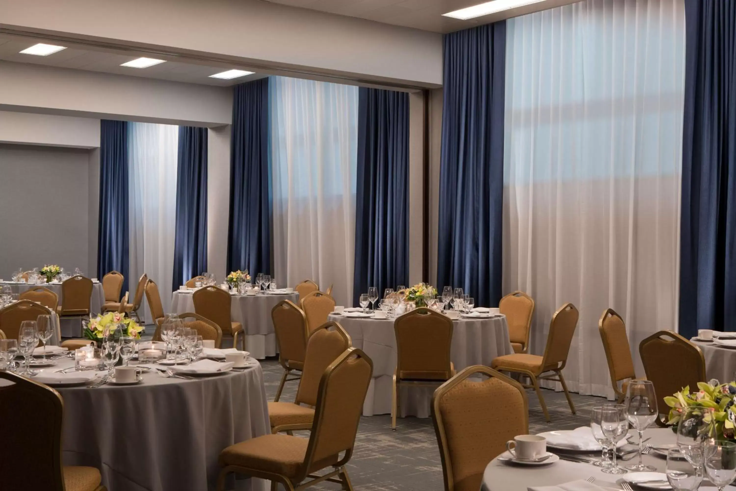 Meeting/conference room, Restaurant/Places to Eat in Millennium Hilton New York One UN Plaza