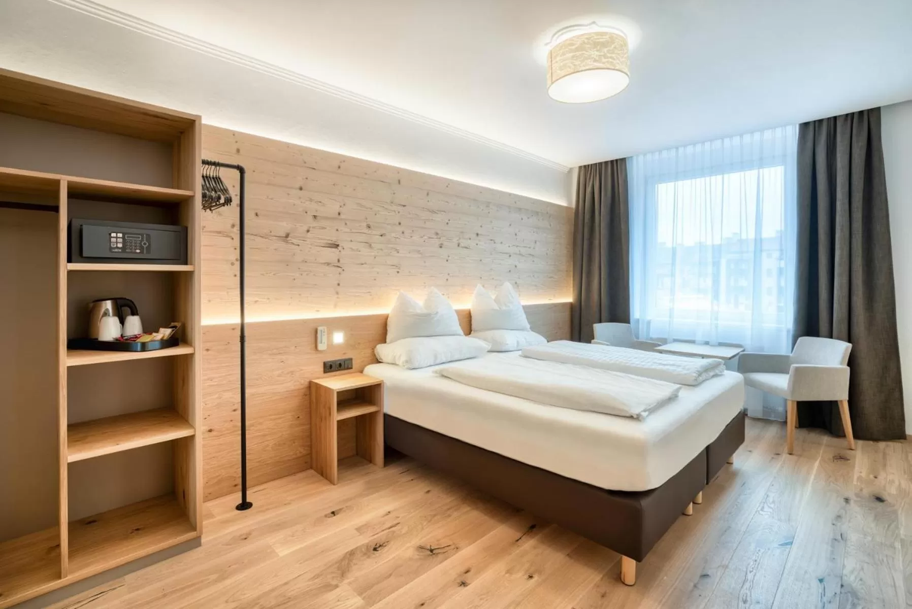 Photo of the whole room, Bed in Leipziger Hof Innsbruck