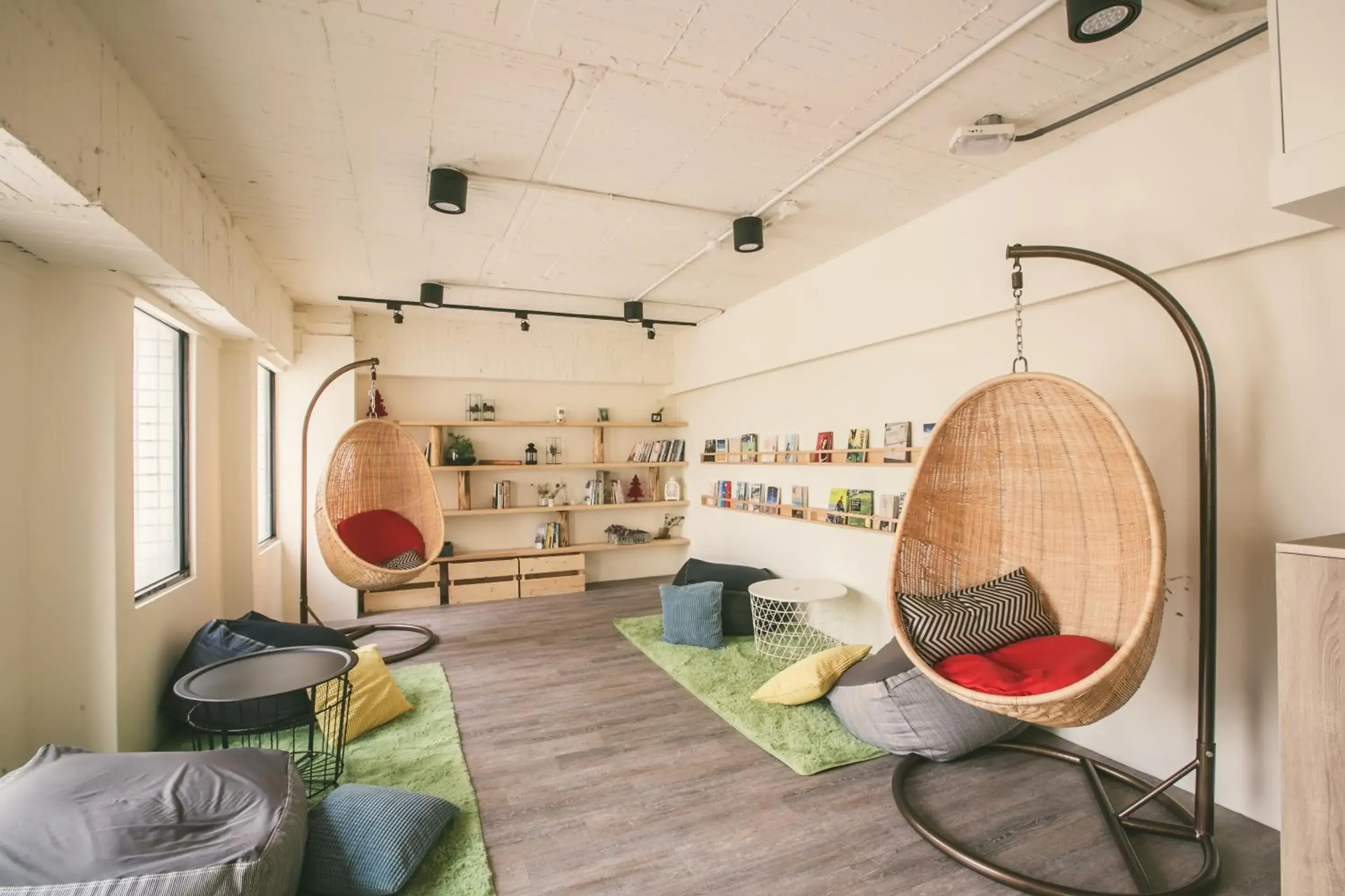 Library, Seating Area in Stray Birds Taichung Hostel
