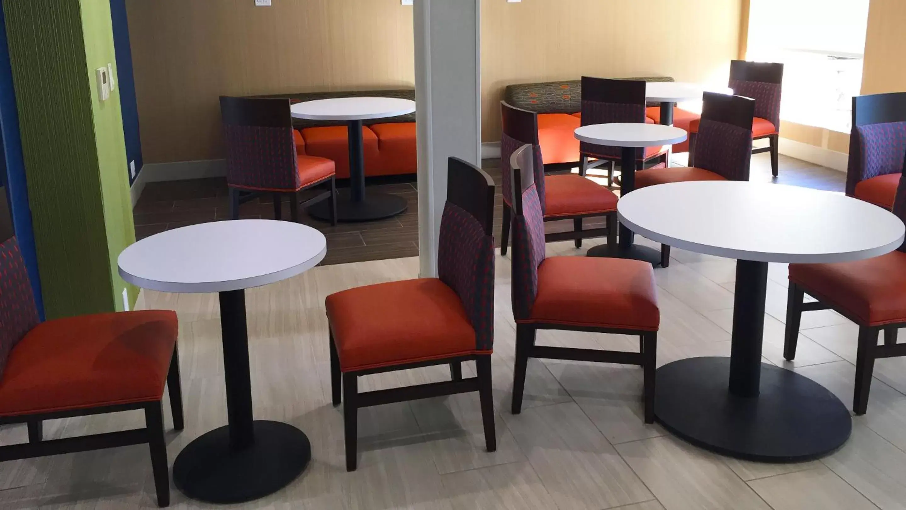 Breakfast, Lounge/Bar in Comfort Inn & Suites Tigard near Washington Square