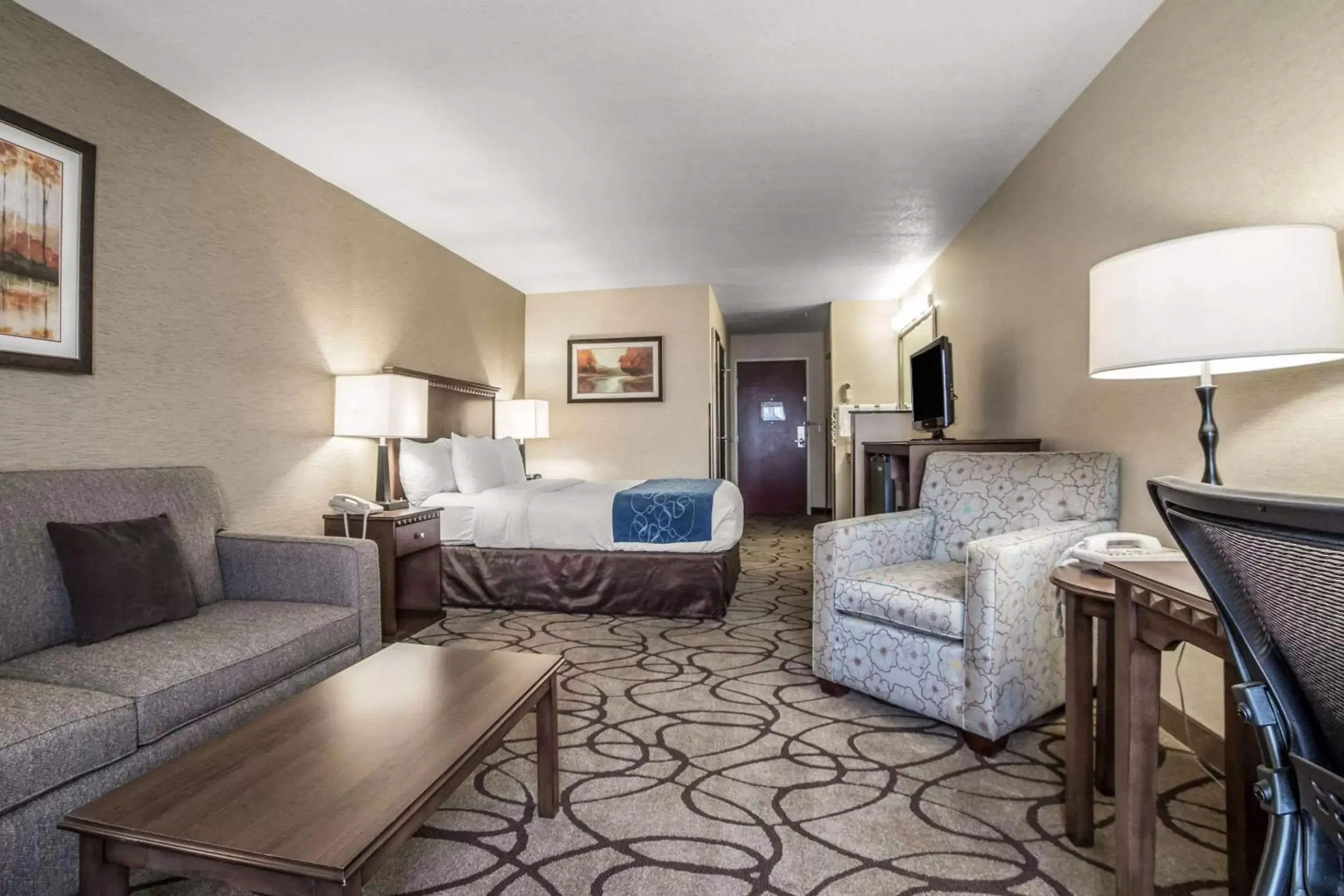 Photo of the whole room, Seating Area in Comfort Suites Airport Salt Lake City