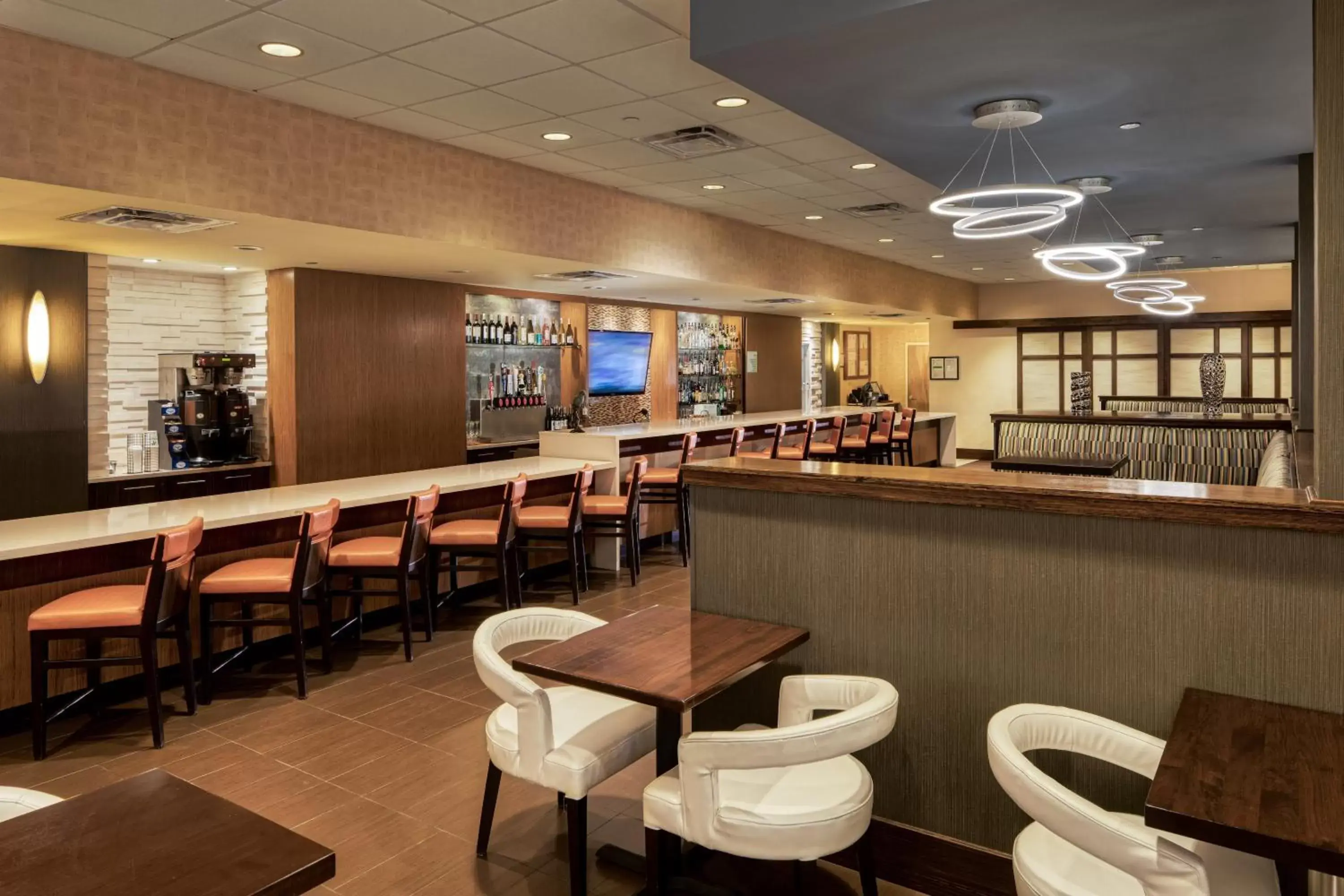 Restaurant/places to eat, Lounge/Bar in Holiday Inn and Suites Charleston West, an IHG Hotel