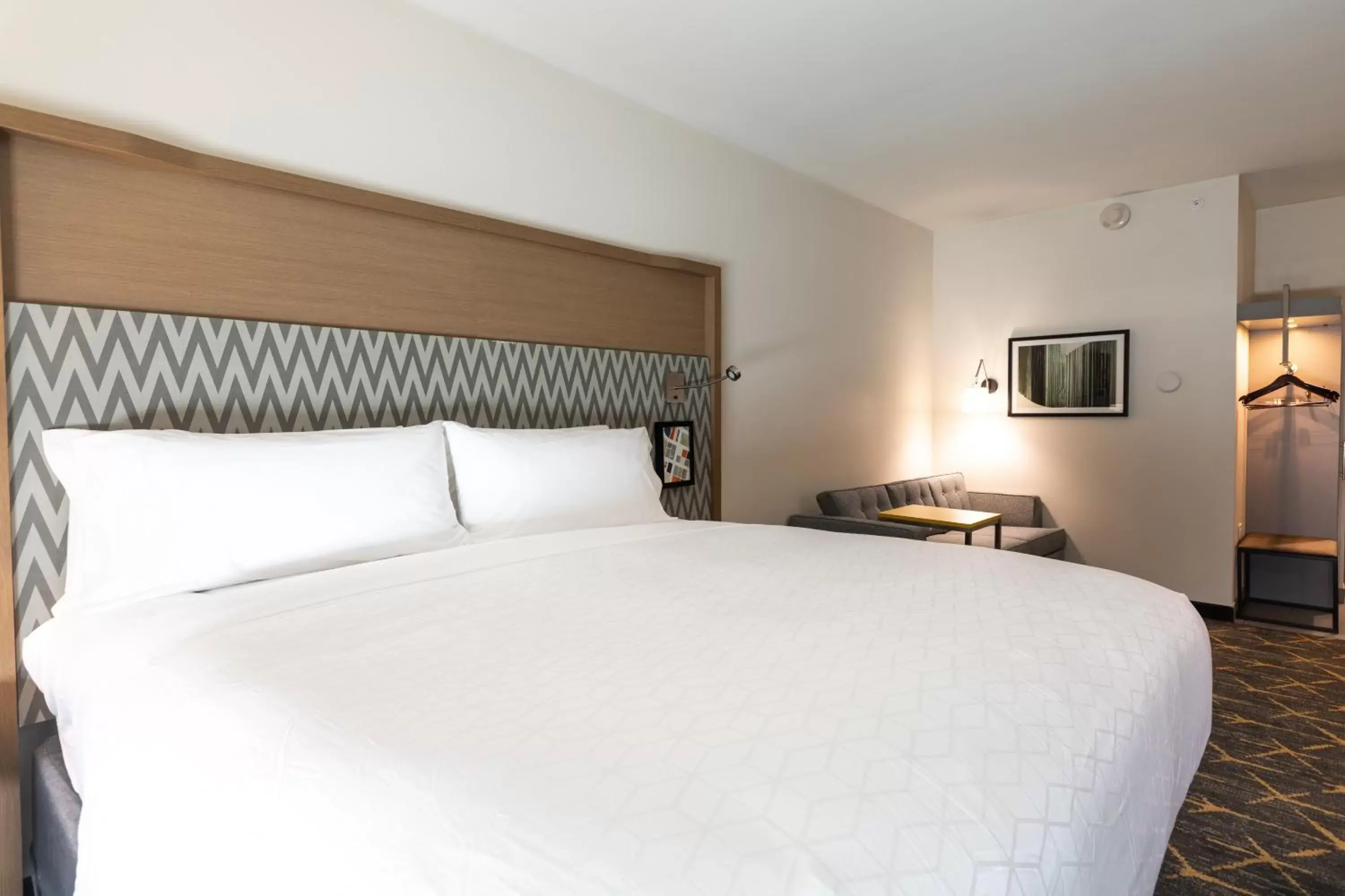 Property building, Bed in Holiday Inn Greenville - Woodruff Road, an IHG Hotel