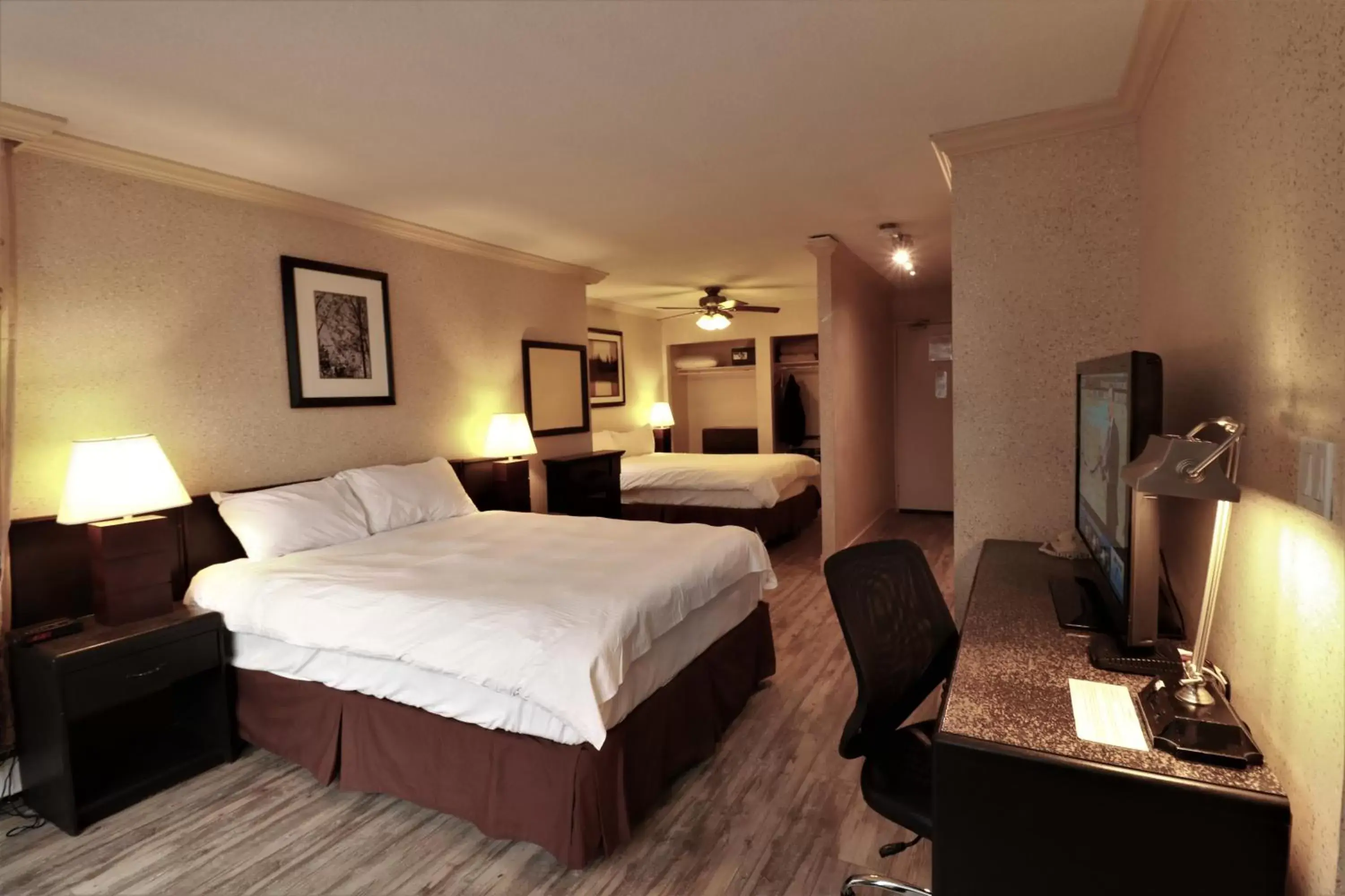 TV and multimedia, Bed in Riviera Divya Sutra Hotel on Robson Downtown Vancouver