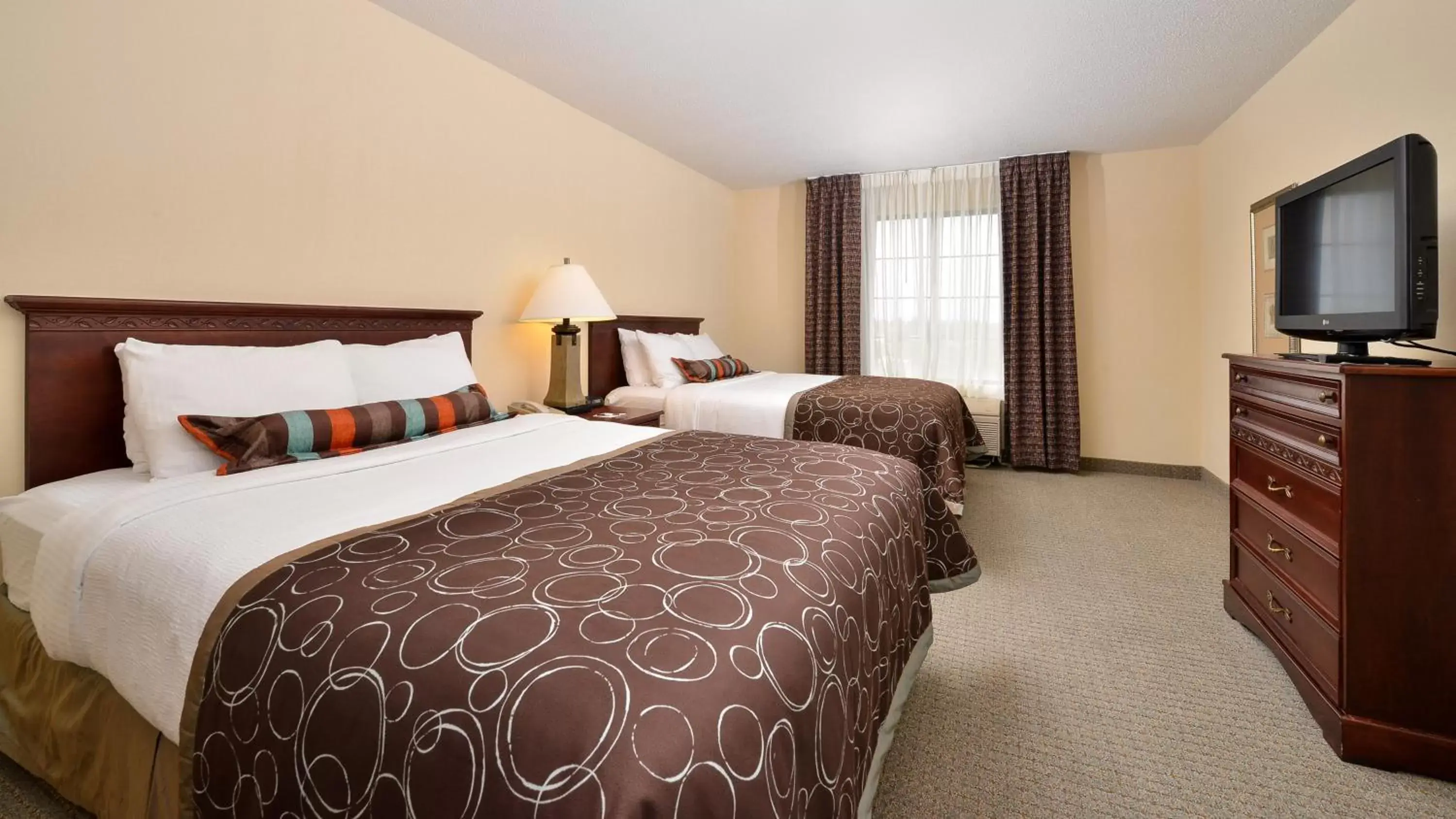 Photo of the whole room, Bed in Staybridge Suites West Des Moines, an IHG Hotel