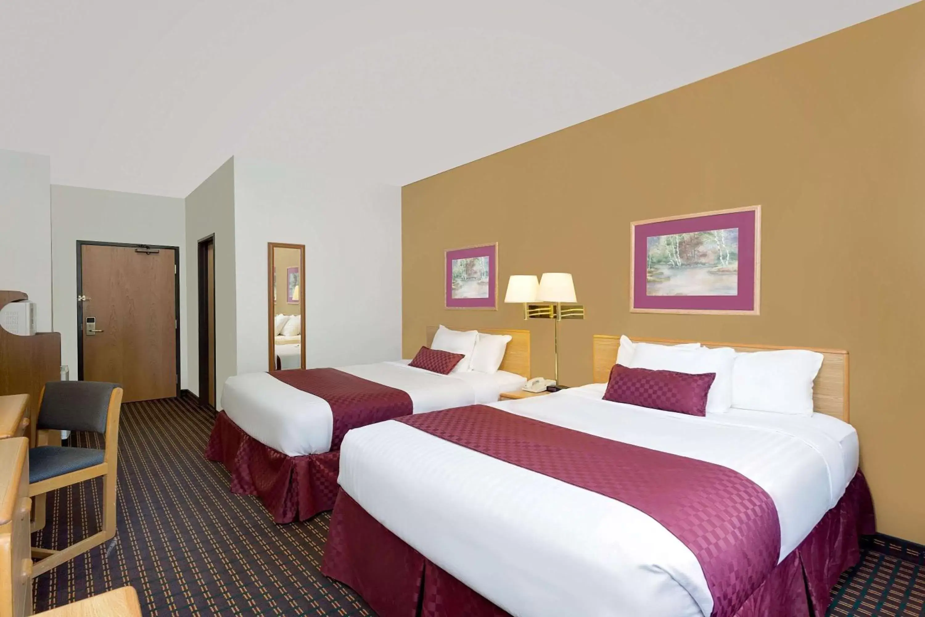 Photo of the whole room, Bed in Ramada by Wyndham Richland Center