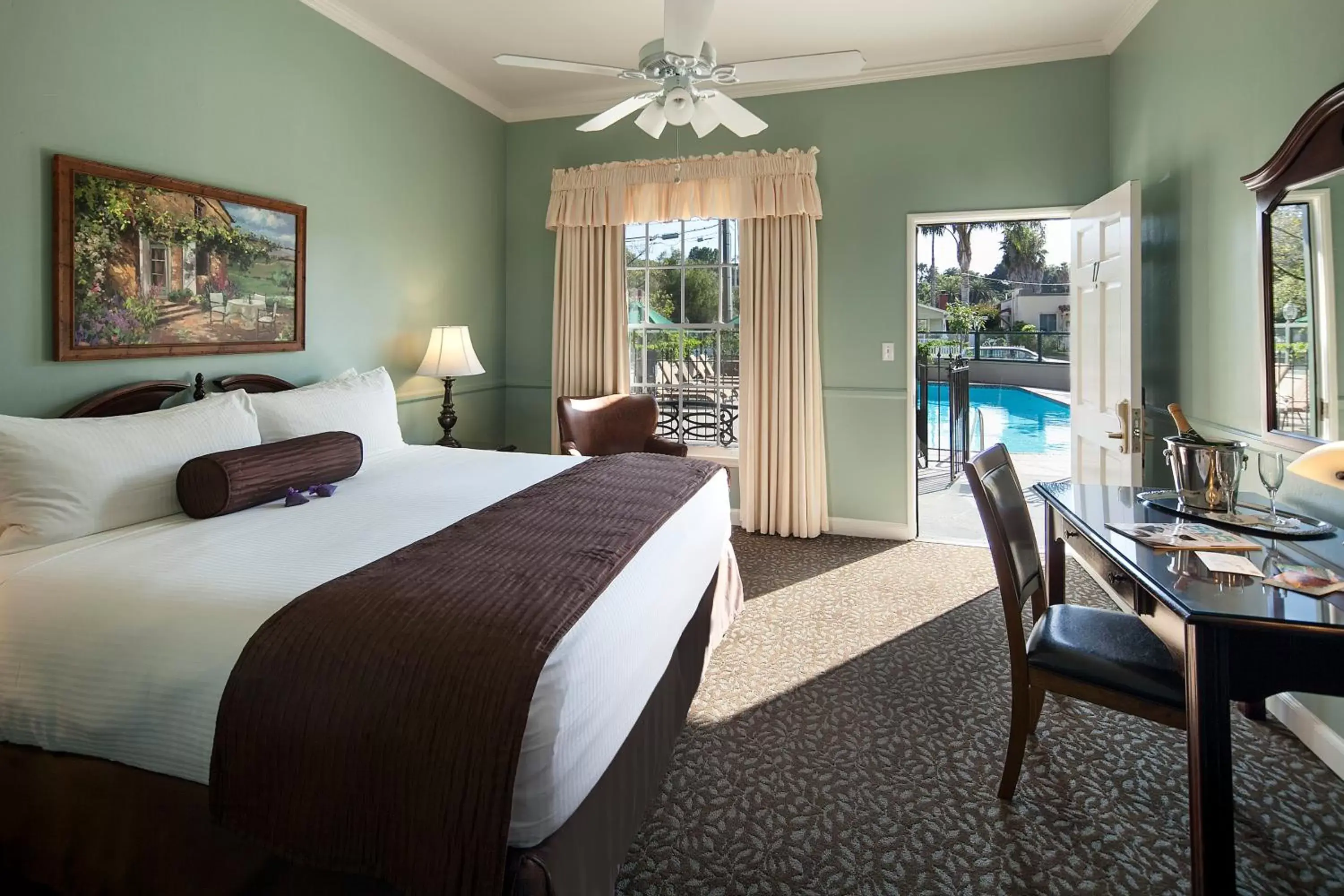 Standard King Room in Lavender Inn by the Sea Standard King Room in Lavender Inn by the Sea