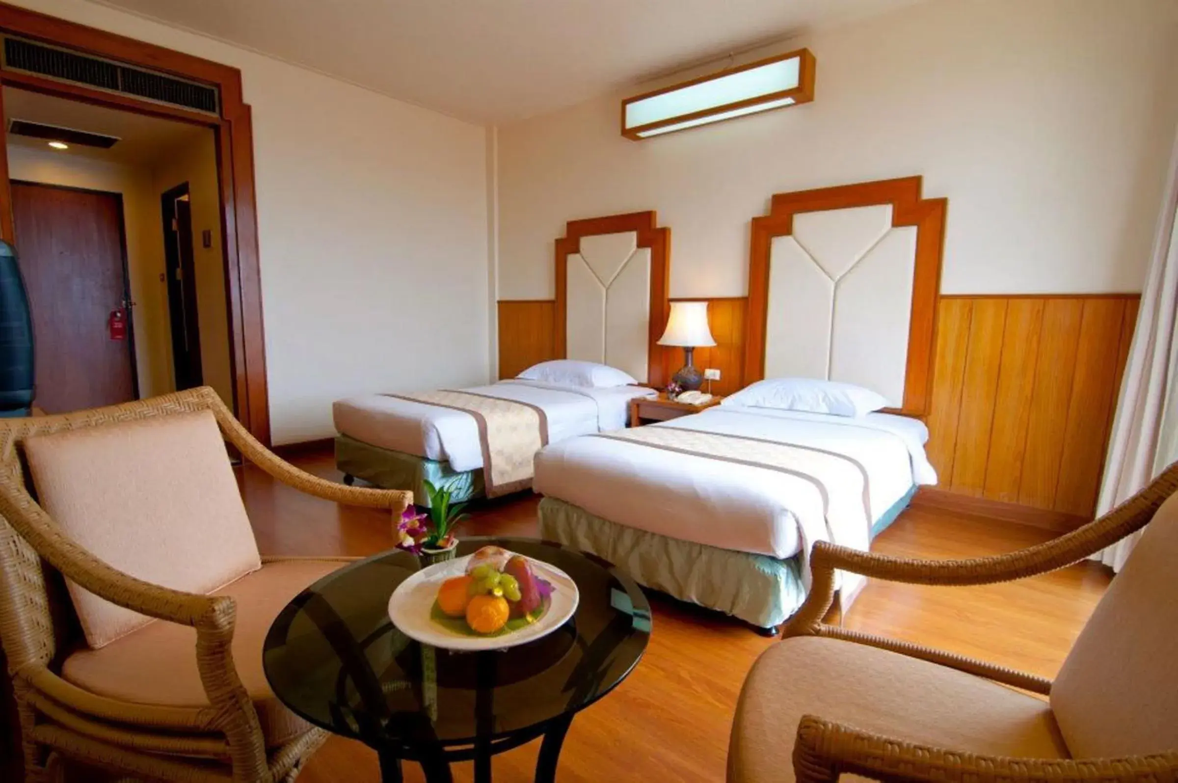 Photo of the whole room, Bed in Golden Beach Hotel Pattaya