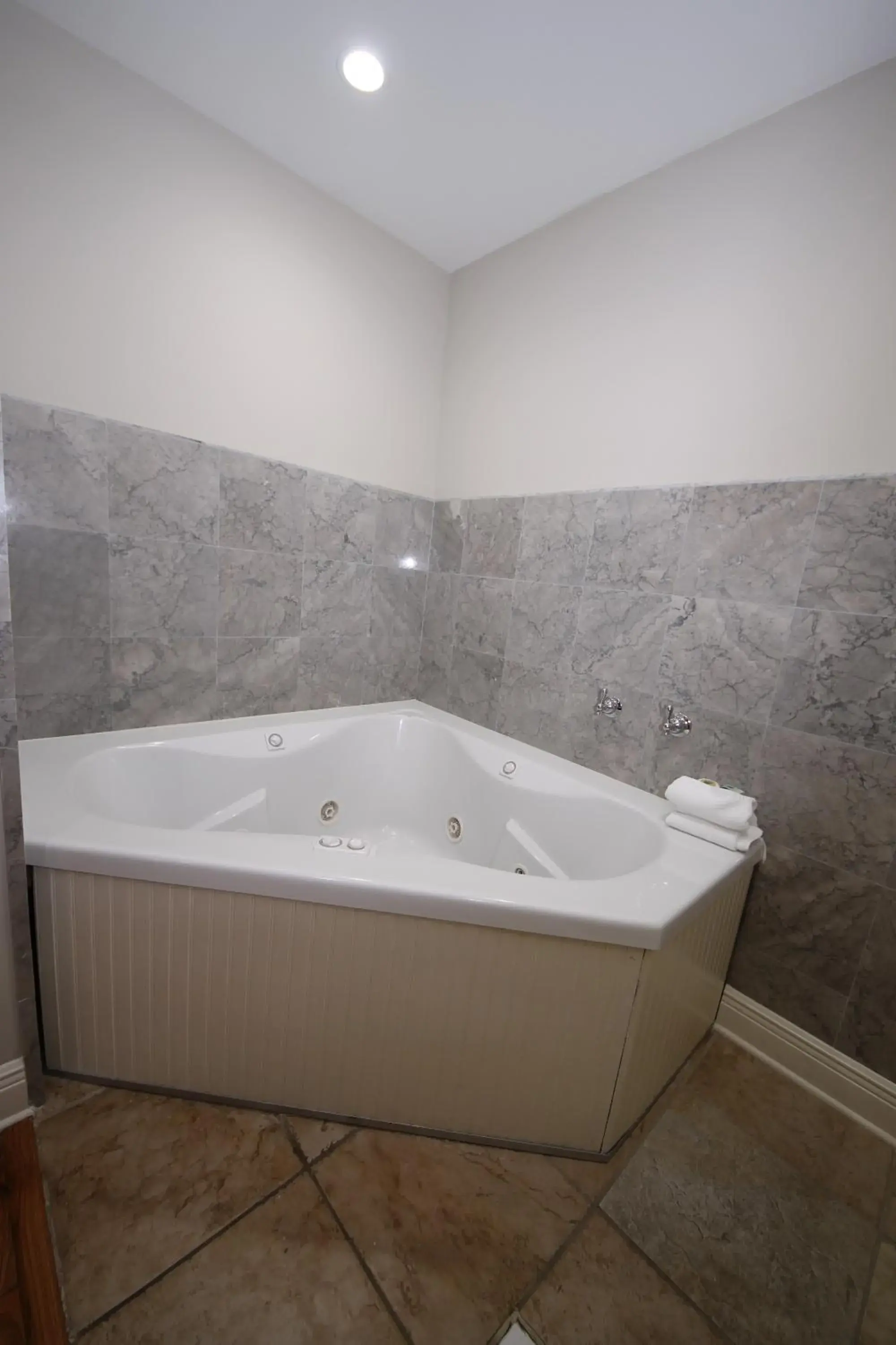 Hot Tub, Bathroom in Hyde Park Hotel